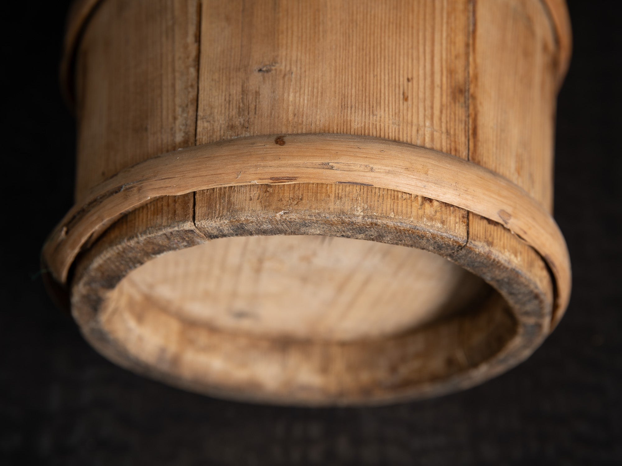 Lännik, seau / tonneau couvert à sprats à grain en bois courbé, Estonie (fin du XVIIIe)..Lännik, covered bucket/barrel for grain sprats made of bent wood, Estonia (late 18th century)