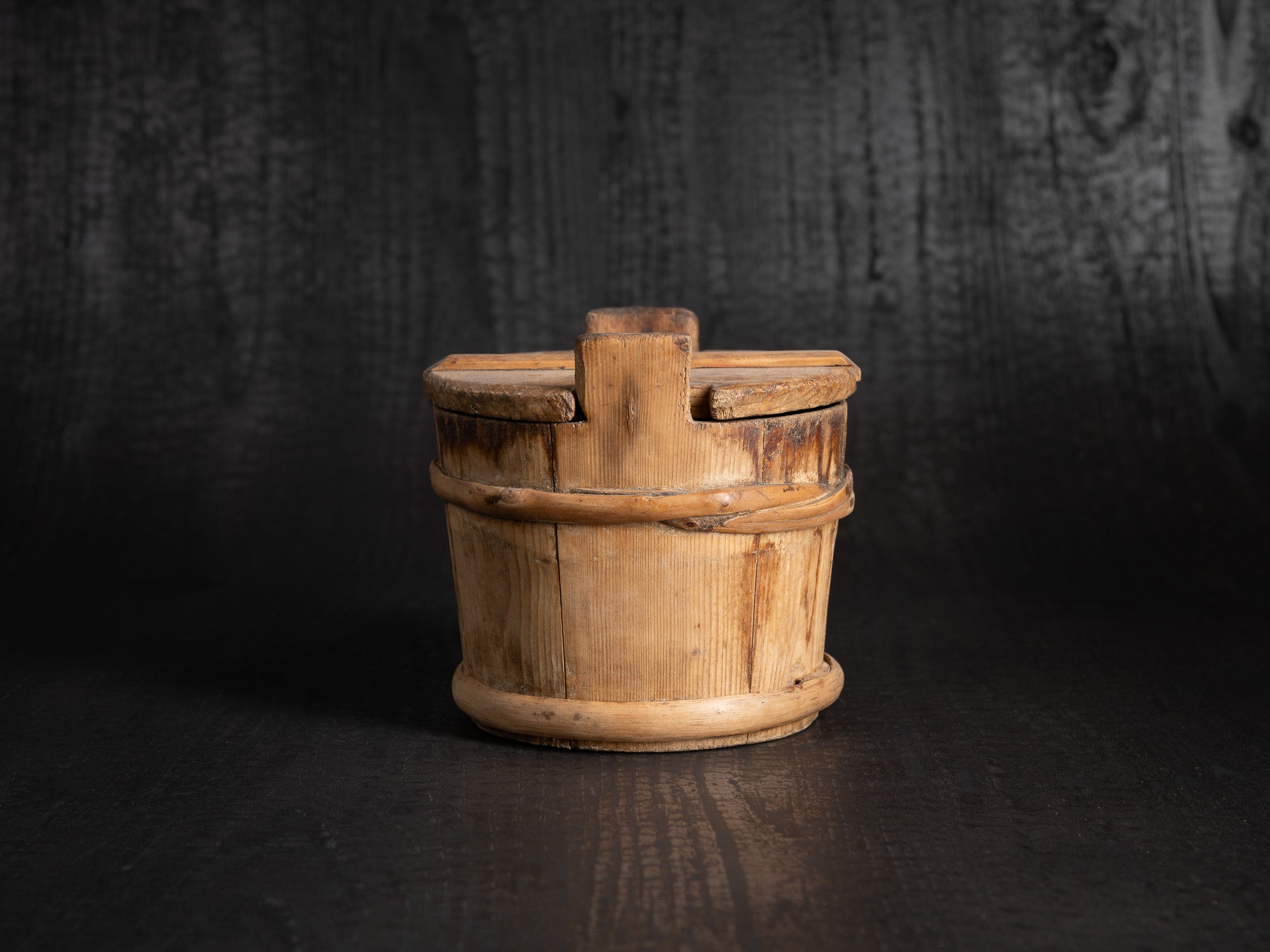 Lännik, seau / tonneau couvert à sprats à grain en bois courbé, Estonie (fin du XVIIIe)..Lännik, covered bucket/barrel for grain sprats made of bent wood, Estonia (late 18th century)