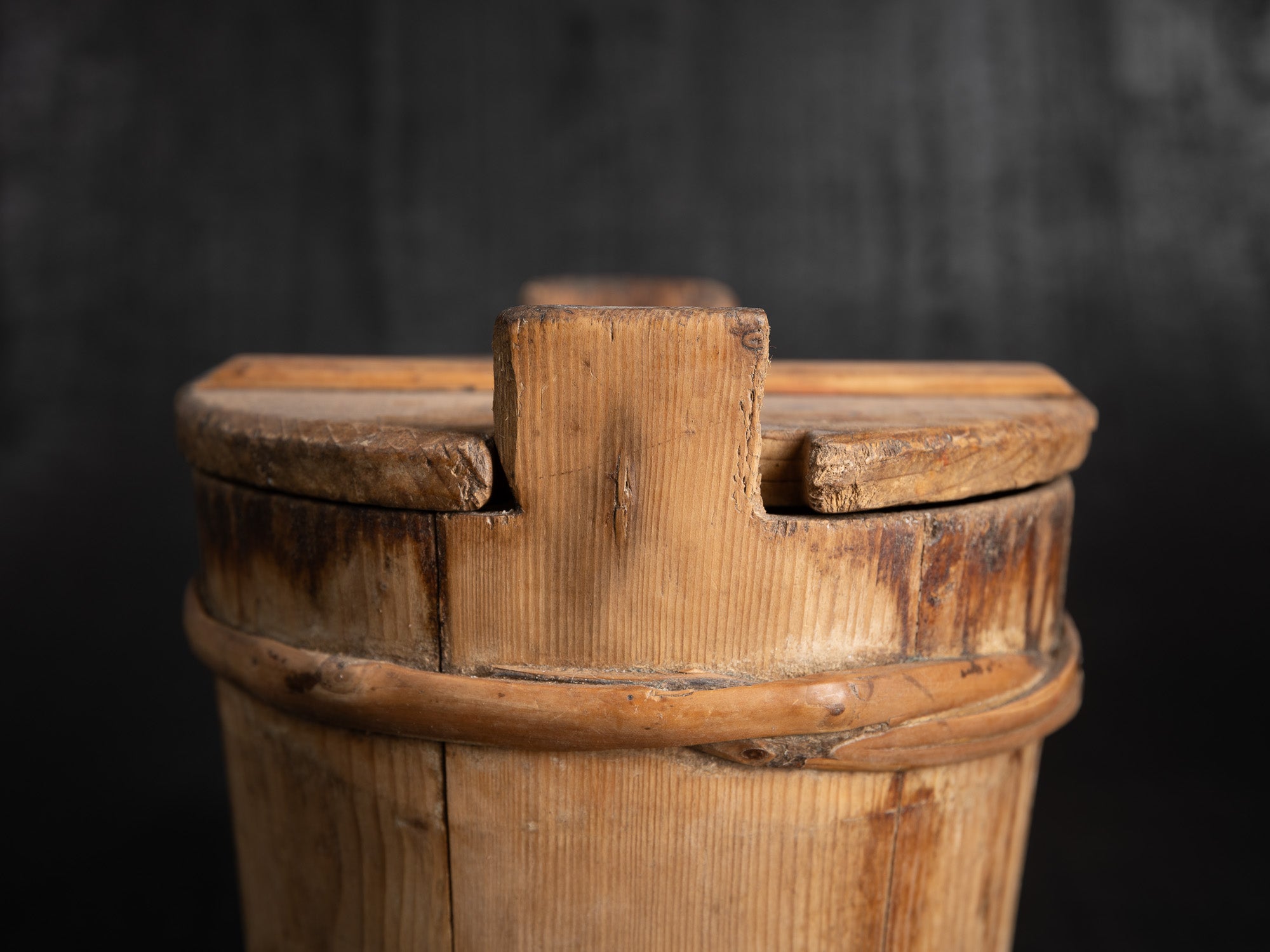 Lännik, seau / tonneau couvert à sprats à grain en bois courbé, Estonie (fin du XVIIIe)..Lännik, covered bucket/barrel for grain sprats made of bent wood, Estonia (late 18th century)