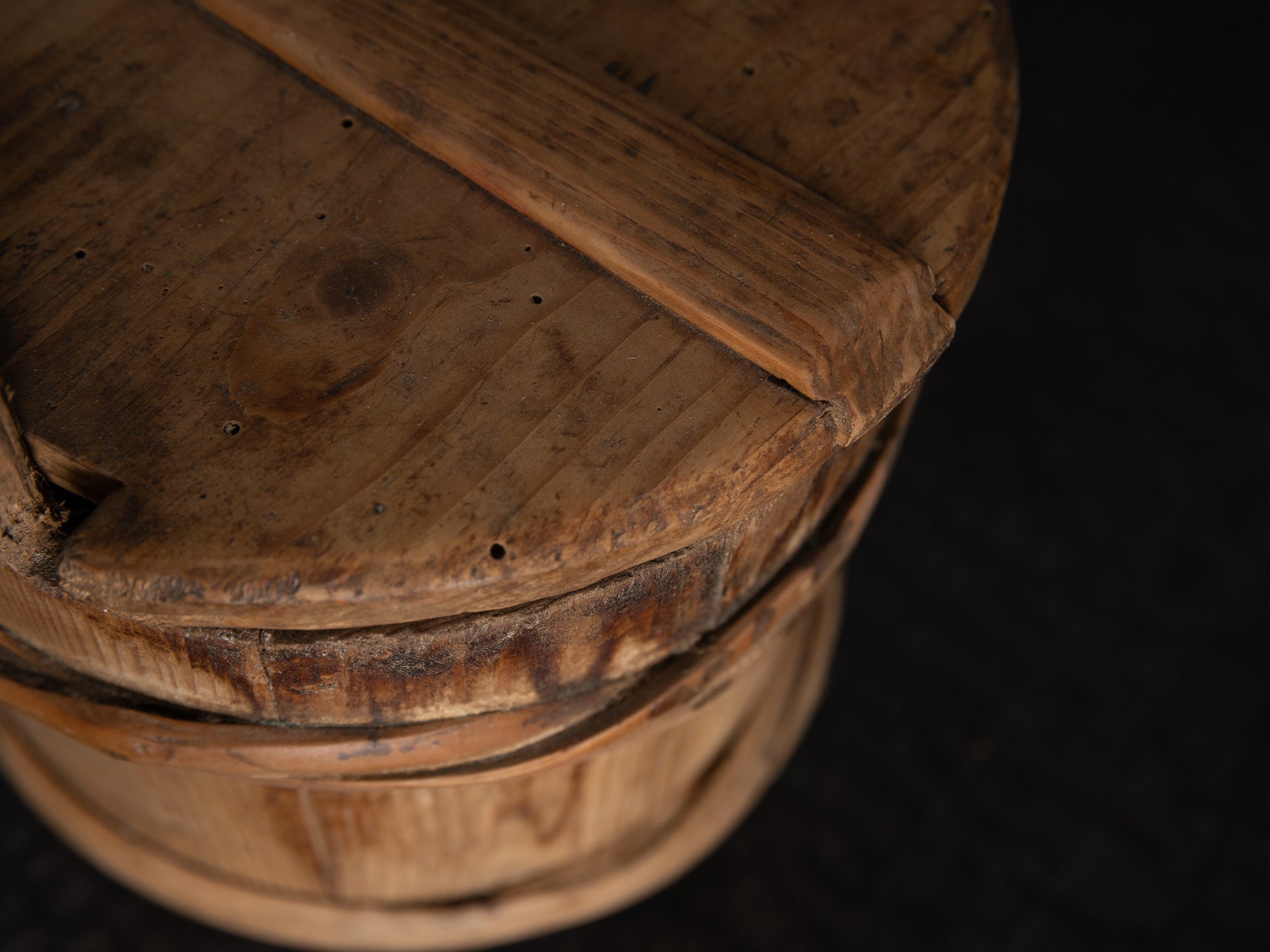 Lännik, seau / tonneau couvert à sprats à grain en bois courbé, Estonie (fin du XVIIIe)..Lännik, covered bucket/barrel for grain sprats made of bent wood, Estonia (late 18th century)