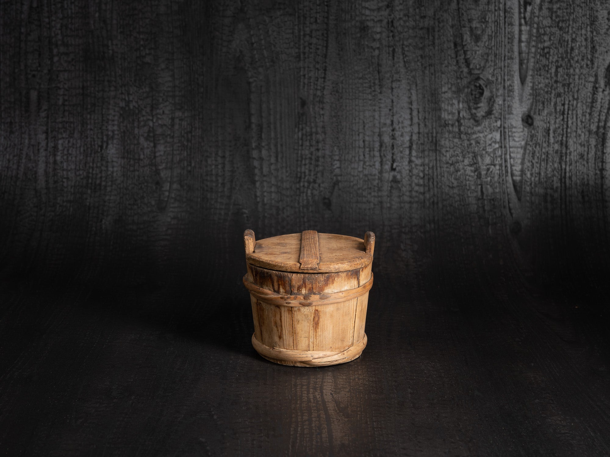 Lännik, seau / tonneau couvert à sprats à grain en bois courbé, Estonie (fin du XVIIIe)..Lännik, covered bucket/barrel for grain sprats made of bent wood, Estonia (late 18th century)