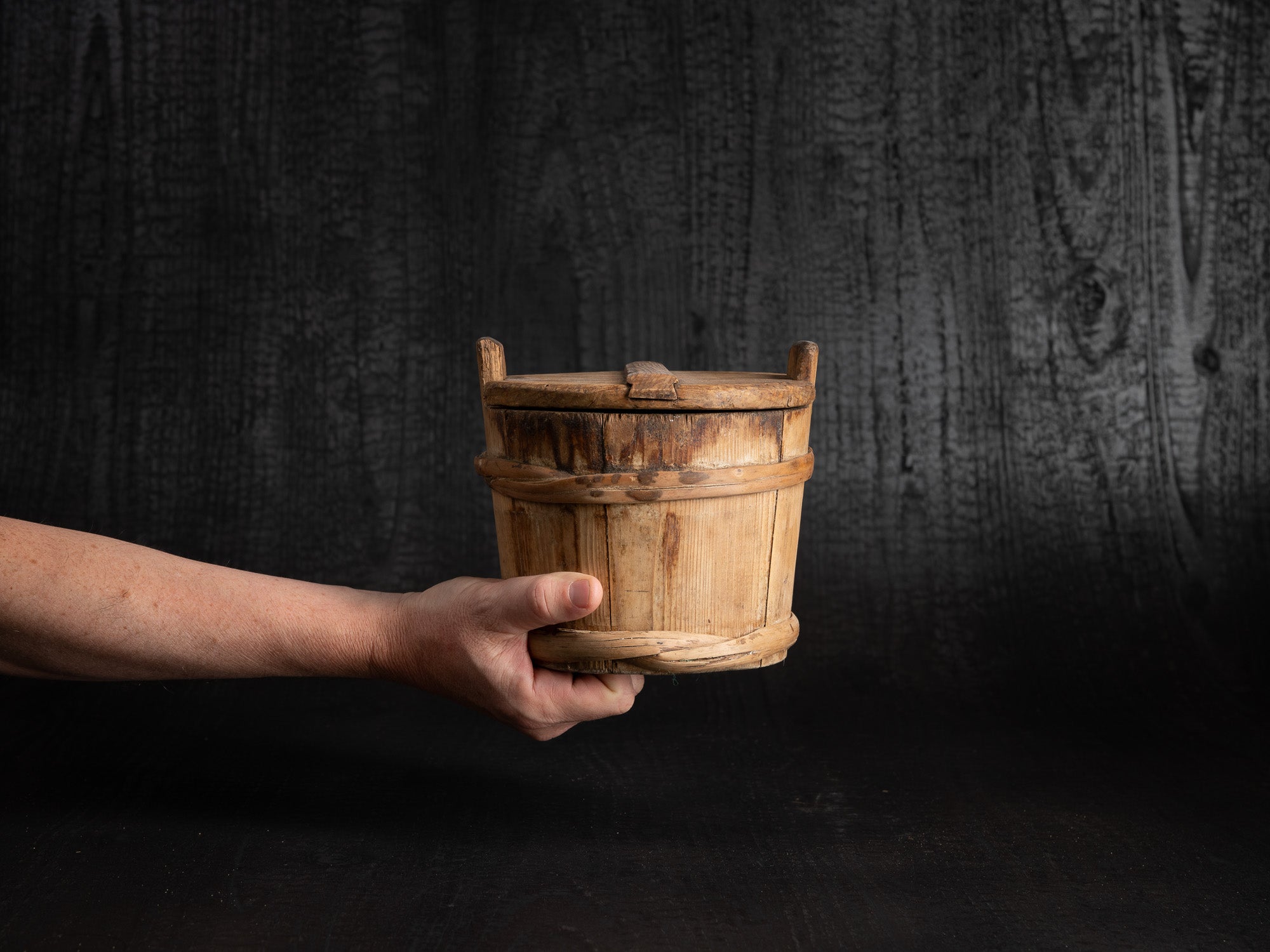 Lännik, seau / tonneau couvert à sprats à grain en bois courbé, Estonie (fin du XVIIIe)..Lännik, covered bucket/barrel for grain sprats made of bent wood, Estonia (late 18th century)