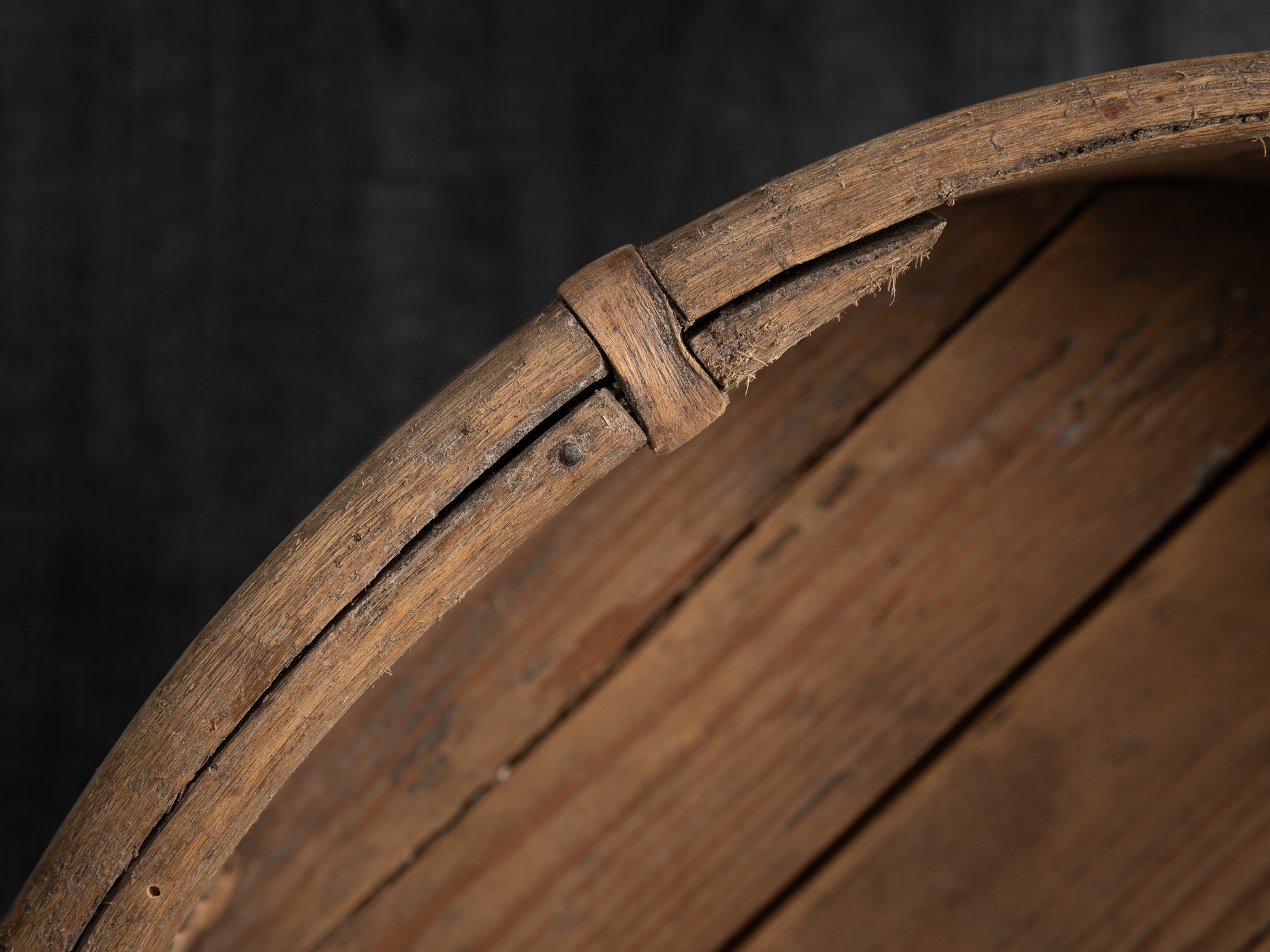 Külimit, semoir à grain en bois courbé, Estonie (fin du XVIIIe)..Külimit, curved wooden grain drill, Estonia (late 18th century)