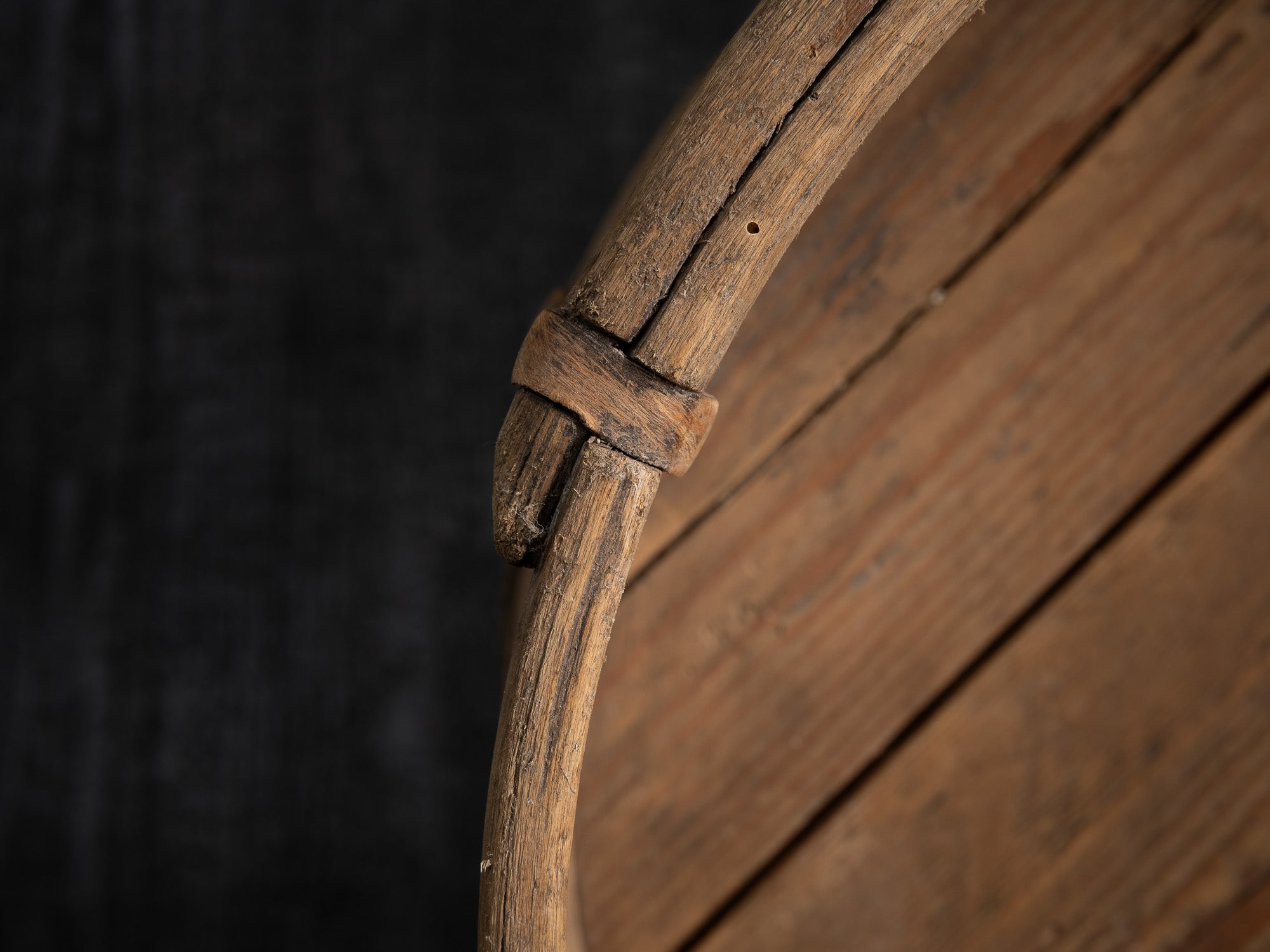 Külimit, semoir à grain en bois courbé, Estonie (fin du XVIIIe)..Külimit, curved wooden grain drill, Estonia (late 18th century)