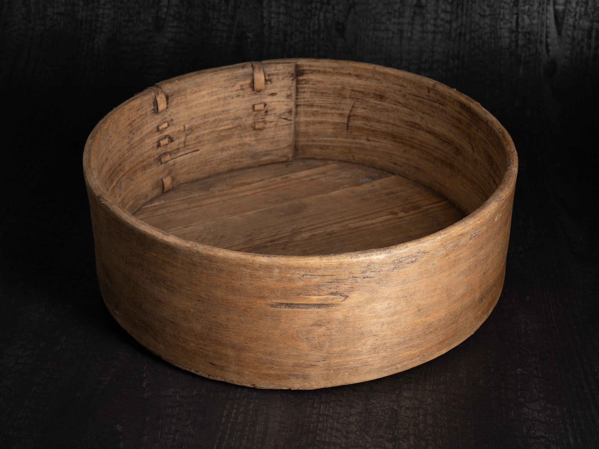 Külimit, semoir à grain en bois courbé, Estonie (fin du XVIIIe)..Külimit, curved wooden grain drill, Estonia (late 18th century)