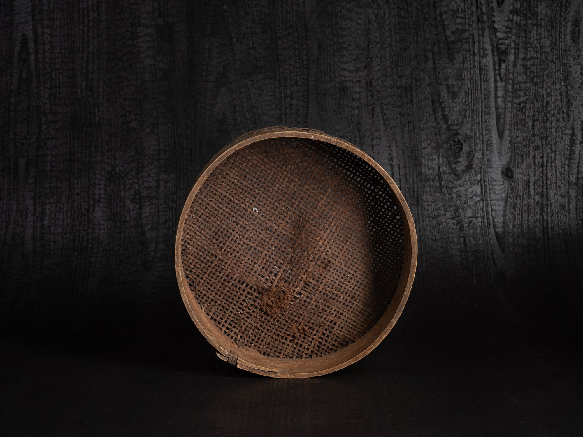 Sõel, large tamis tressé et rapiécé, Estonie (fin du XVIIIe / XIXe siècle)..Sõel, large peasant repaired sieve, Estonia (late 18th / 19th century)