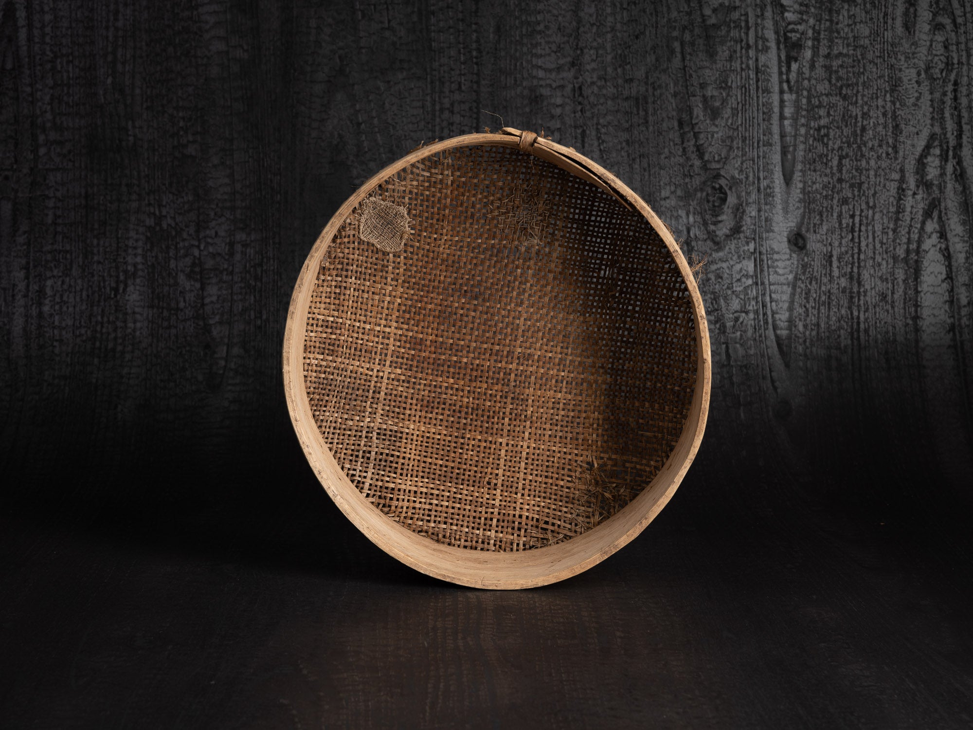 Sõel, large tamis tressé et rapiécé, Estonie (fin du XVIIIe / XIXe siècle)..Sõel, large peasant repaired sieve, Estonia (late 18th / 19th century)