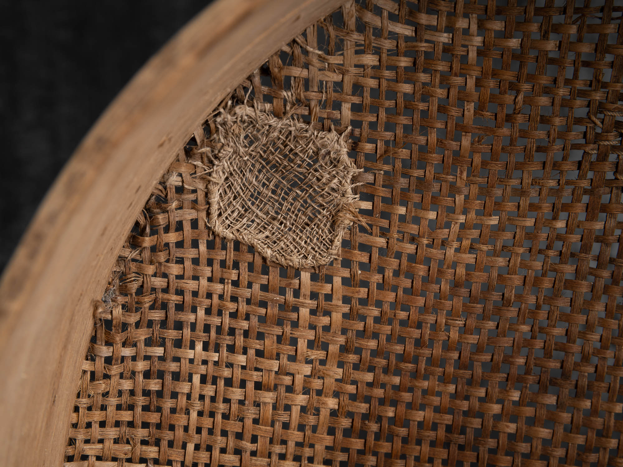 Sõel, large tamis tressé et rapiécé, Estonie (fin du XVIIIe / XIXe siècle)..Sõel, large peasant repaired sieve, Estonia (late 18th / 19th century)