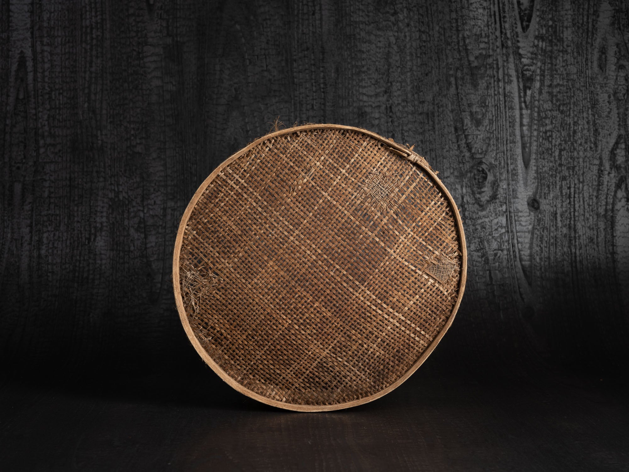 Sõel, large tamis tressé et rapiécé, Estonie (fin du XVIIIe / XIXe siècle)..Sõel, large peasant repaired sieve, Estonia (late 18th / 19th century)