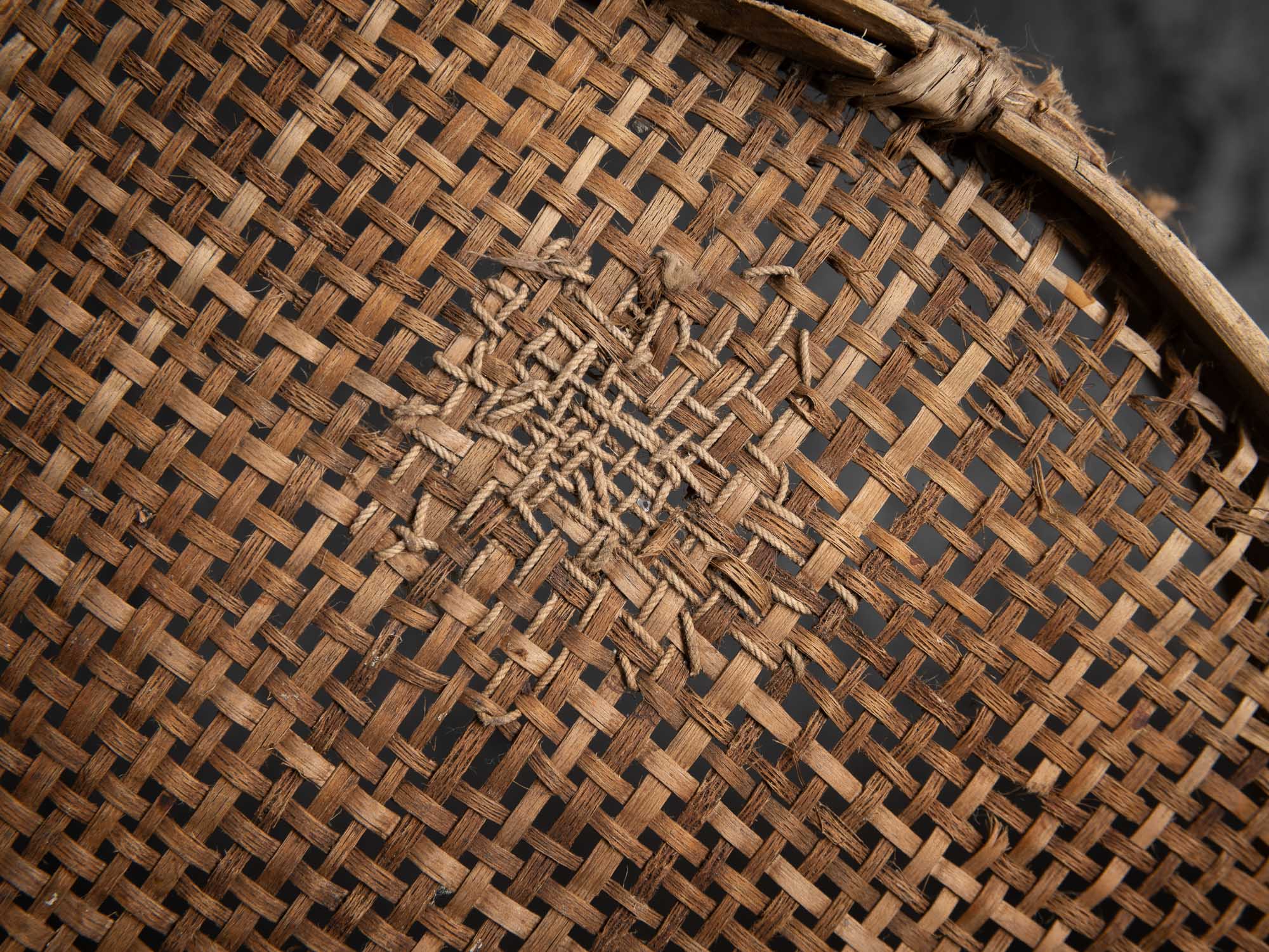 Sõel, large tamis tressé et rapiécé, Estonie (fin du XVIIIe / XIXe siècle)..Sõel, large peasant repaired sieve, Estonia (late 18th / 19th century)