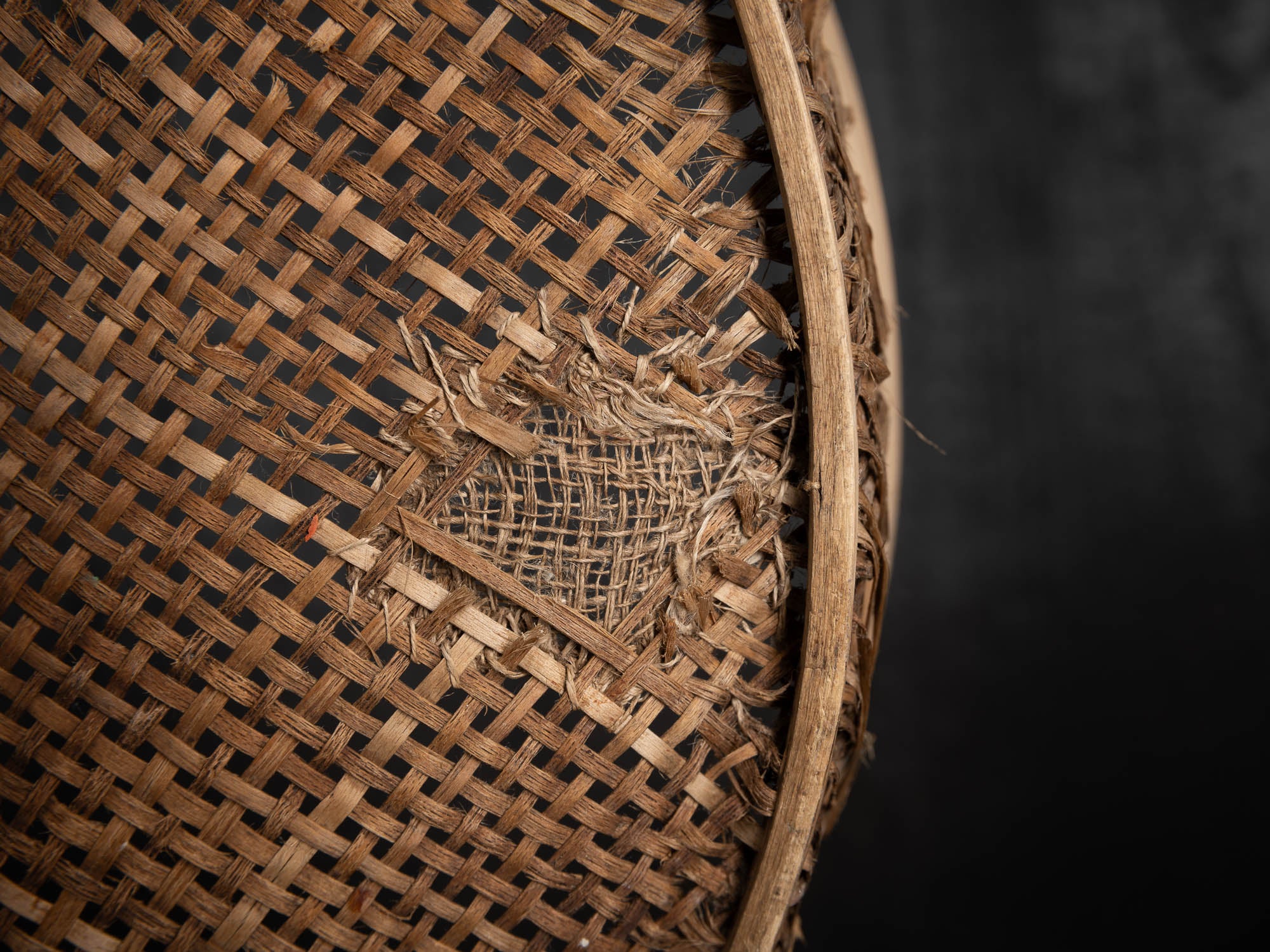 Sõel, large tamis tressé et rapiécé, Estonie (fin du XVIIIe / XIXe siècle)..Sõel, large peasant repaired sieve, Estonia (late 18th / 19th century)