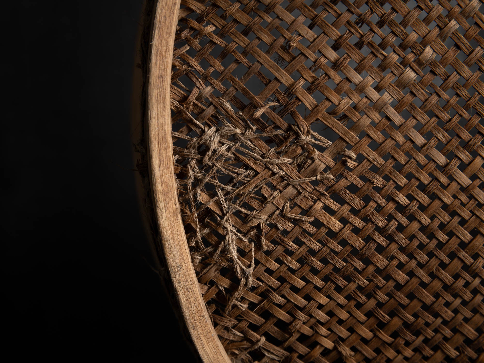 Sõel, large tamis tressé et rapiécé, Estonie (fin du XVIIIe / XIXe siècle)..Sõel, large peasant repaired sieve, Estonia (late 18th / 19th century)