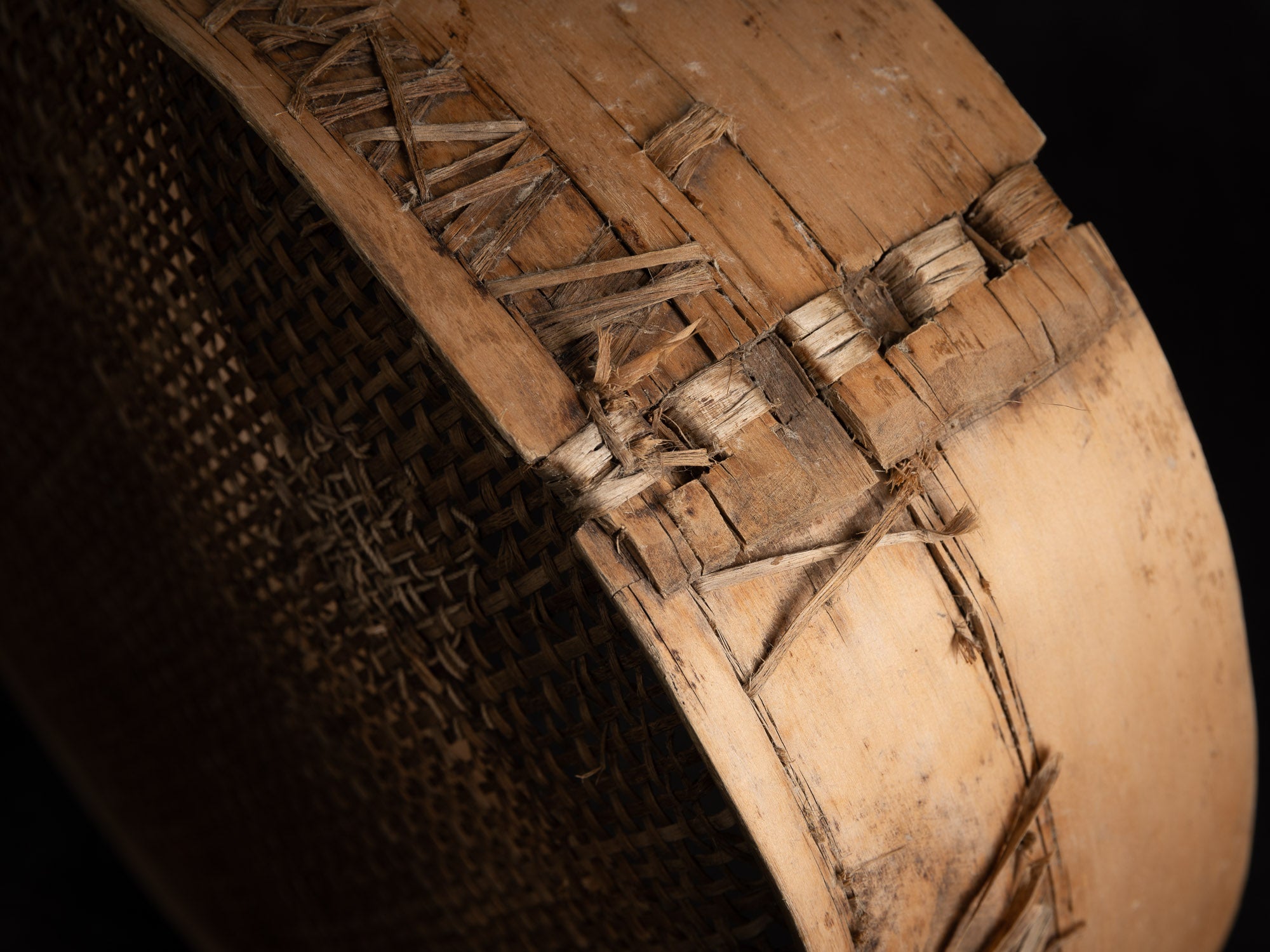 Sõel, large tamis tressé et rapiécé, Estonie (fin du XVIIIe / XIXe siècle)..Sõel, large peasant repaired sieve, Estonia (late 18th / 19th century)