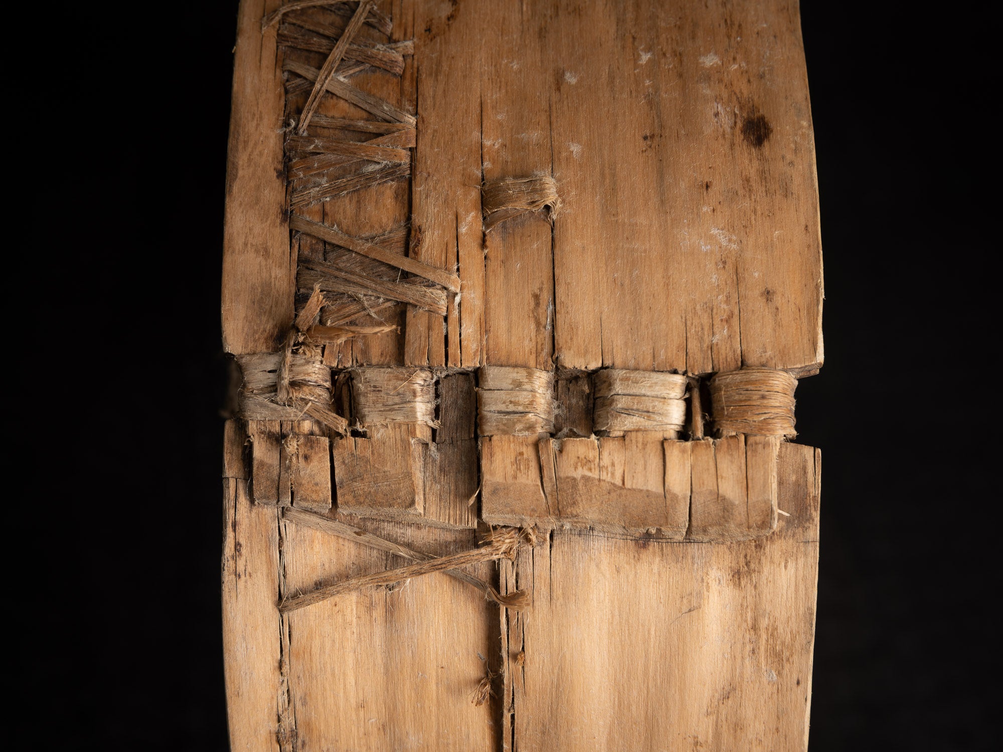 Sõel, large tamis tressé et rapiécé, Estonie (fin du XVIIIe / XIXe siècle)..Sõel, large peasant repaired sieve, Estonia (late 18th / 19th century)