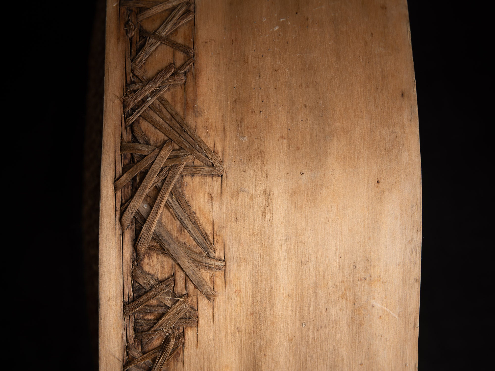 Sõel, large tamis tressé et rapiécé, Estonie (fin du XVIIIe / XIXe siècle)..Sõel, large peasant repaired sieve, Estonia (late 18th / 19th century)