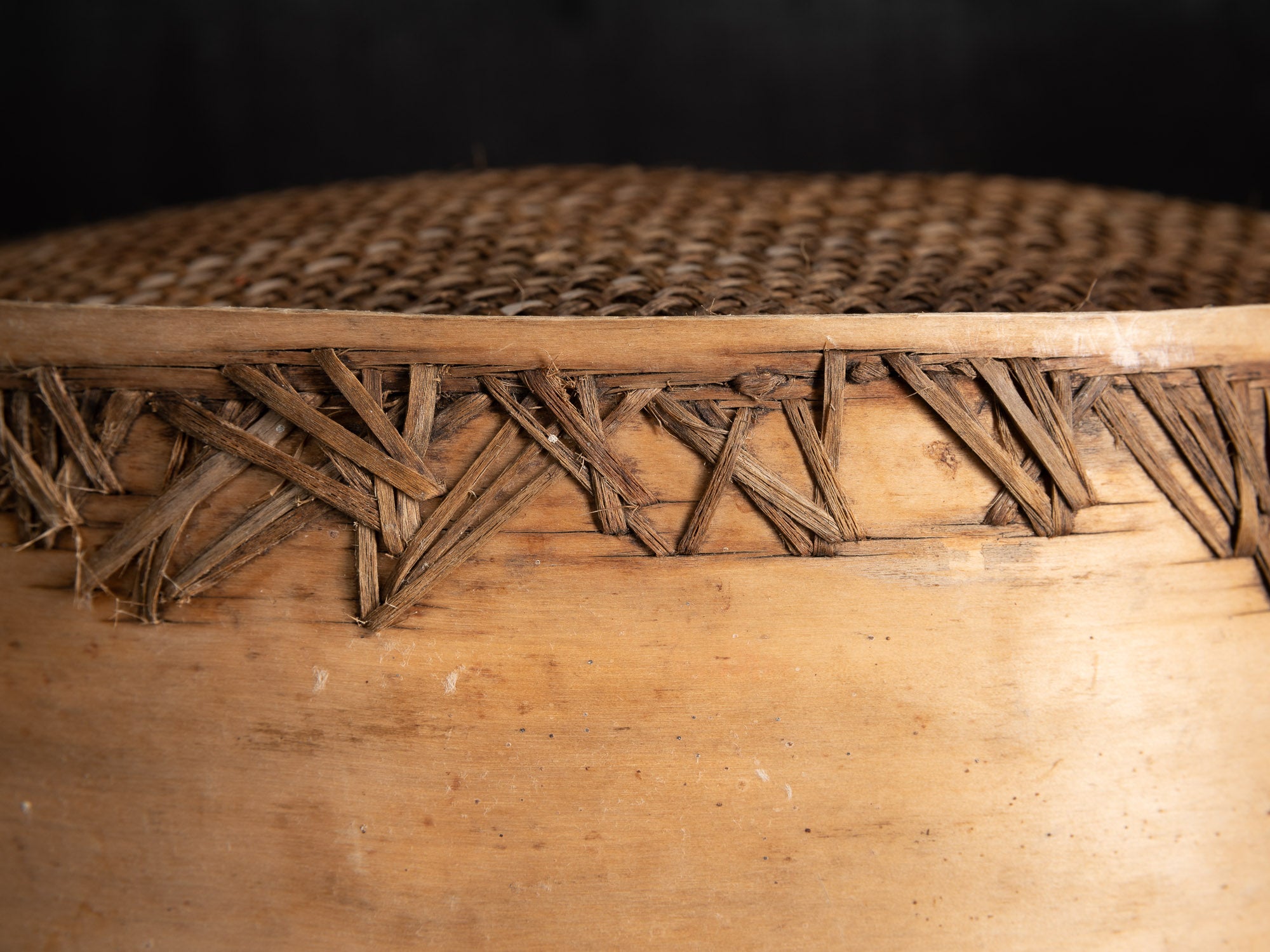 Sõel, large tamis tressé et rapiécé, Estonie (fin du XVIIIe / XIXe siècle)..Sõel, large peasant repaired sieve, Estonia (late 18th / 19th century)