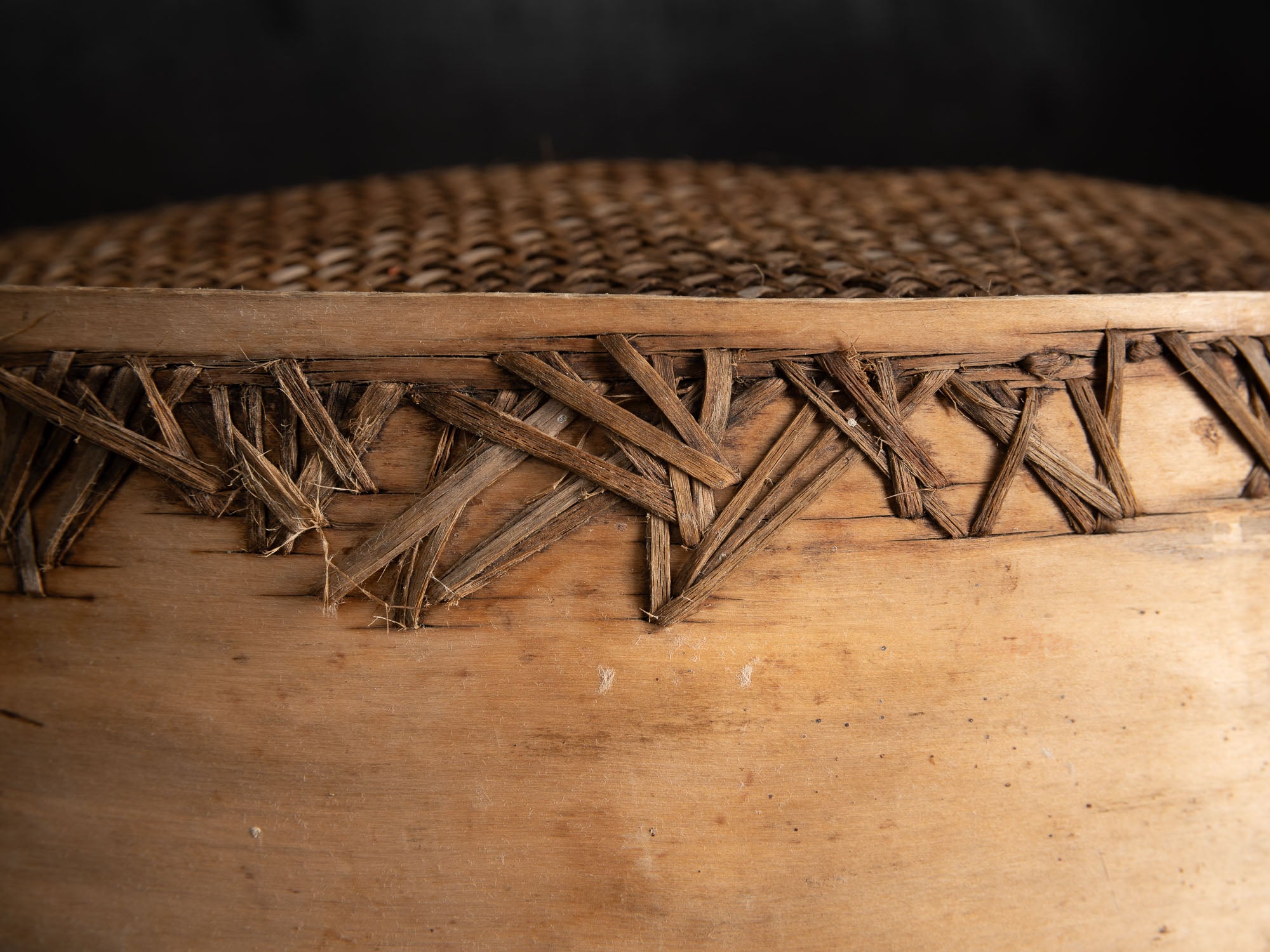 Sõel, large tamis tressé et rapiécé, Estonie (fin du XVIIIe / XIXe siècle)..Sõel, large peasant repaired sieve, Estonia (late 18th / 19th century)