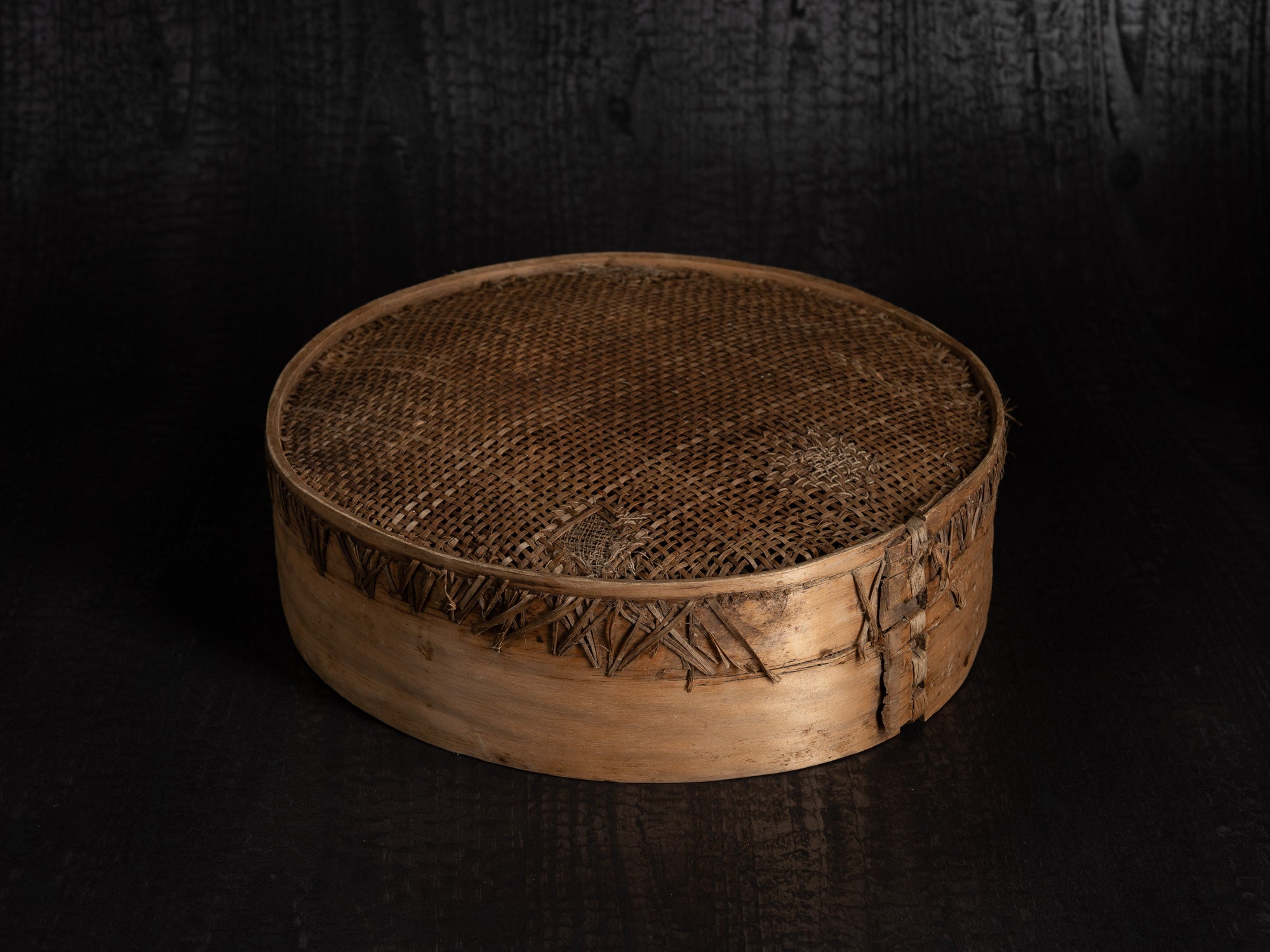 Sõel, large tamis tressé et rapiécé, Estonie (fin du XVIIIe / XIXe siècle)..Sõel, large peasant repaired sieve, Estonia (late 18th / 19th century)