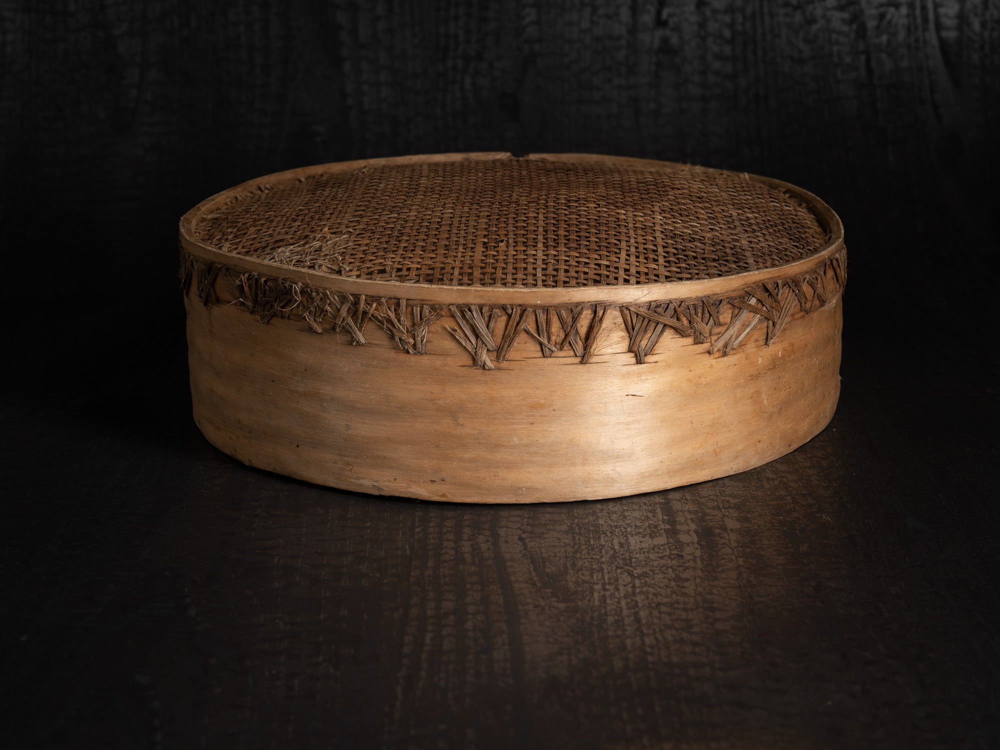 Sõel, large tamis tressé et rapiécé, Estonie (fin du XVIIIe / XIXe siècle)..Sõel, large peasant repaired sieve, Estonia (late 18th / 19th century)