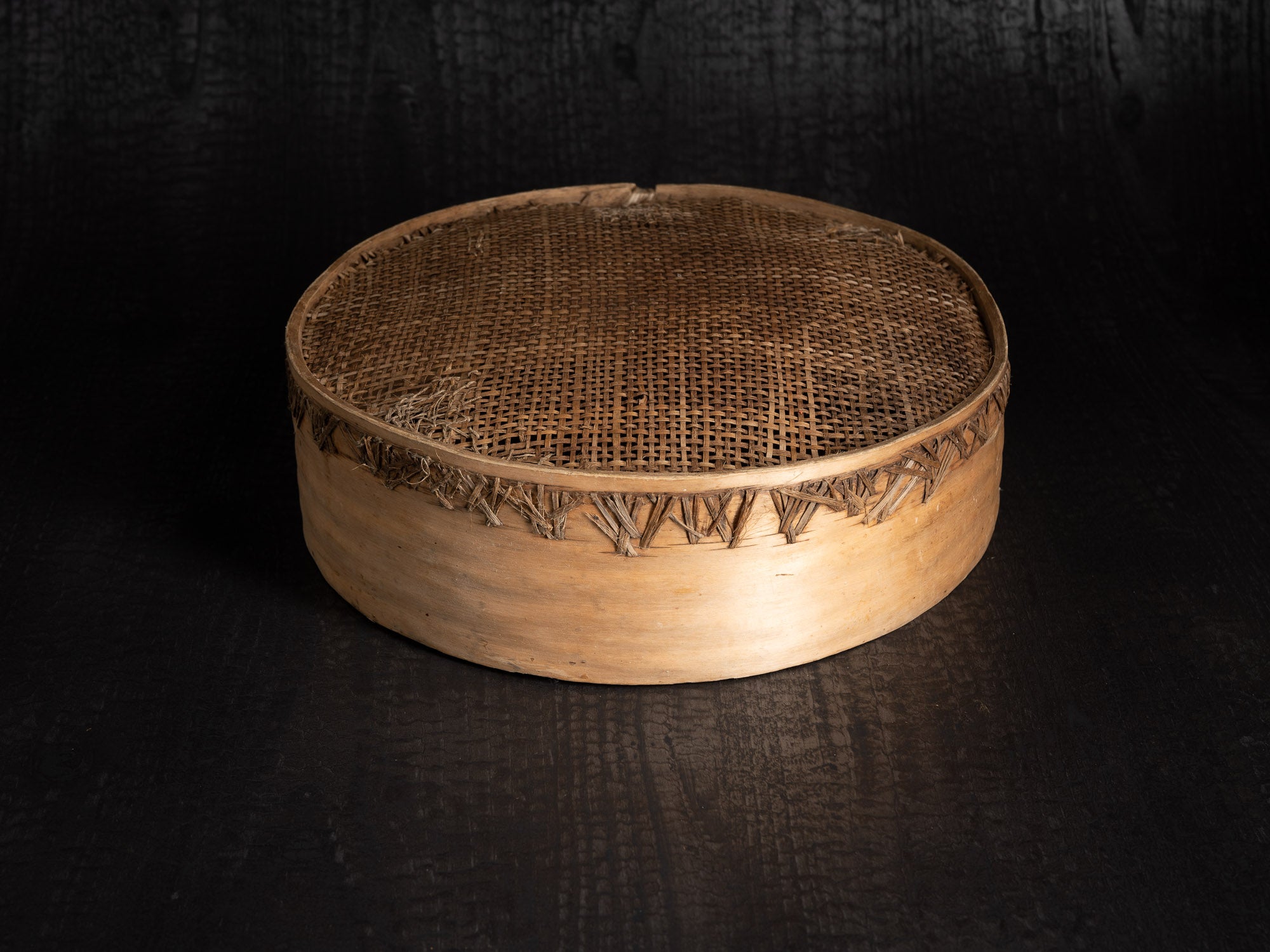 Sõel, large tamis tressé et rapiécé, Estonie (fin du XVIIIe / XIXe siècle)..Sõel, large peasant repaired sieve, Estonia (late 18th / 19th century)