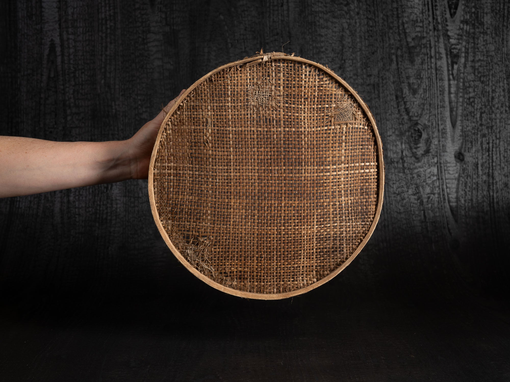 Sõel, large tamis tressé et rapiécé, Estonie (fin du XVIIIe / XIXe siècle)..Sõel, large peasant repaired sieve, Estonia (late 18th / 19th century)