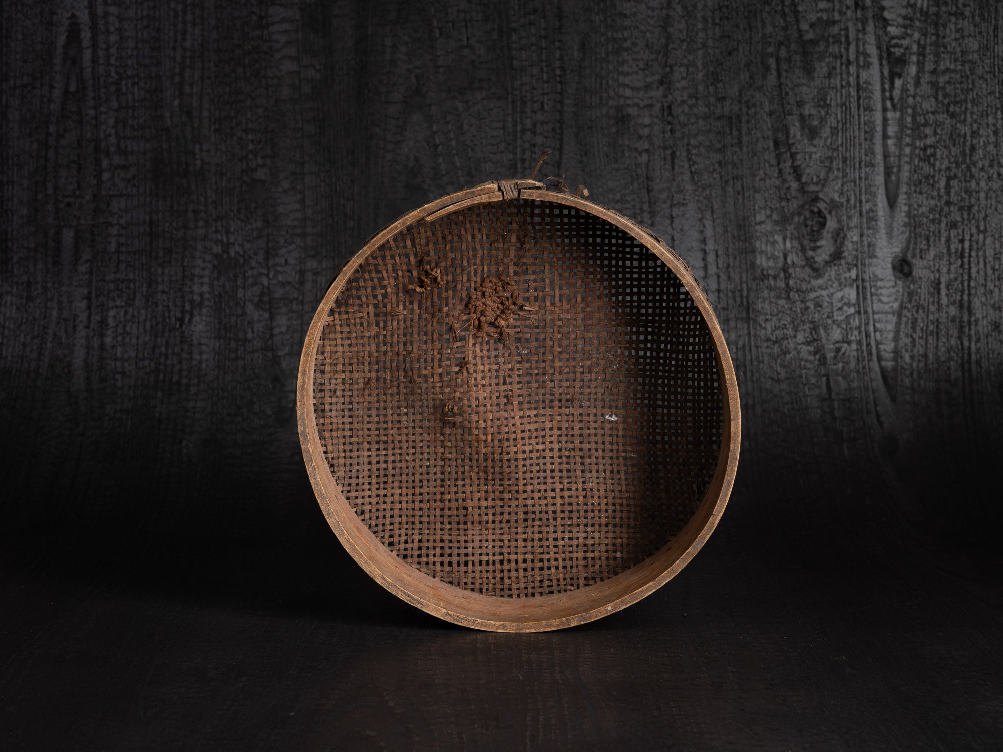 Sõel, large tamis tressé et rapiécé, Estonie (fin du XVIIIe / XIXe siècle)..Sõel, large peasant repaired sieve, Estonia (late 18th / 19th century)