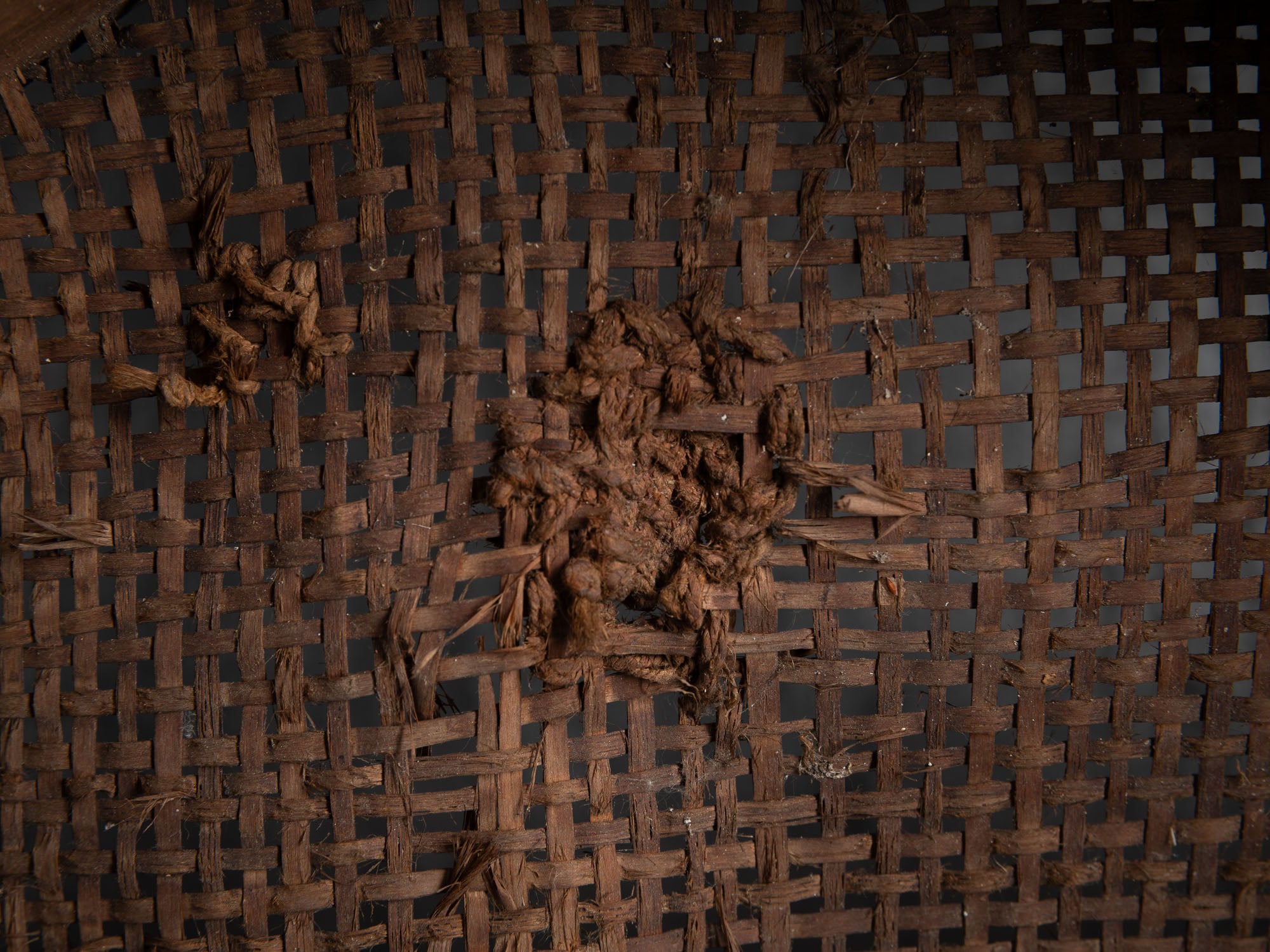 Sõel, large tamis tressé et rapiécé, Estonie (fin du XVIIIe / XIXe siècle)..Sõel, large peasant repaired sieve, Estonia (late 18th / 19th century)