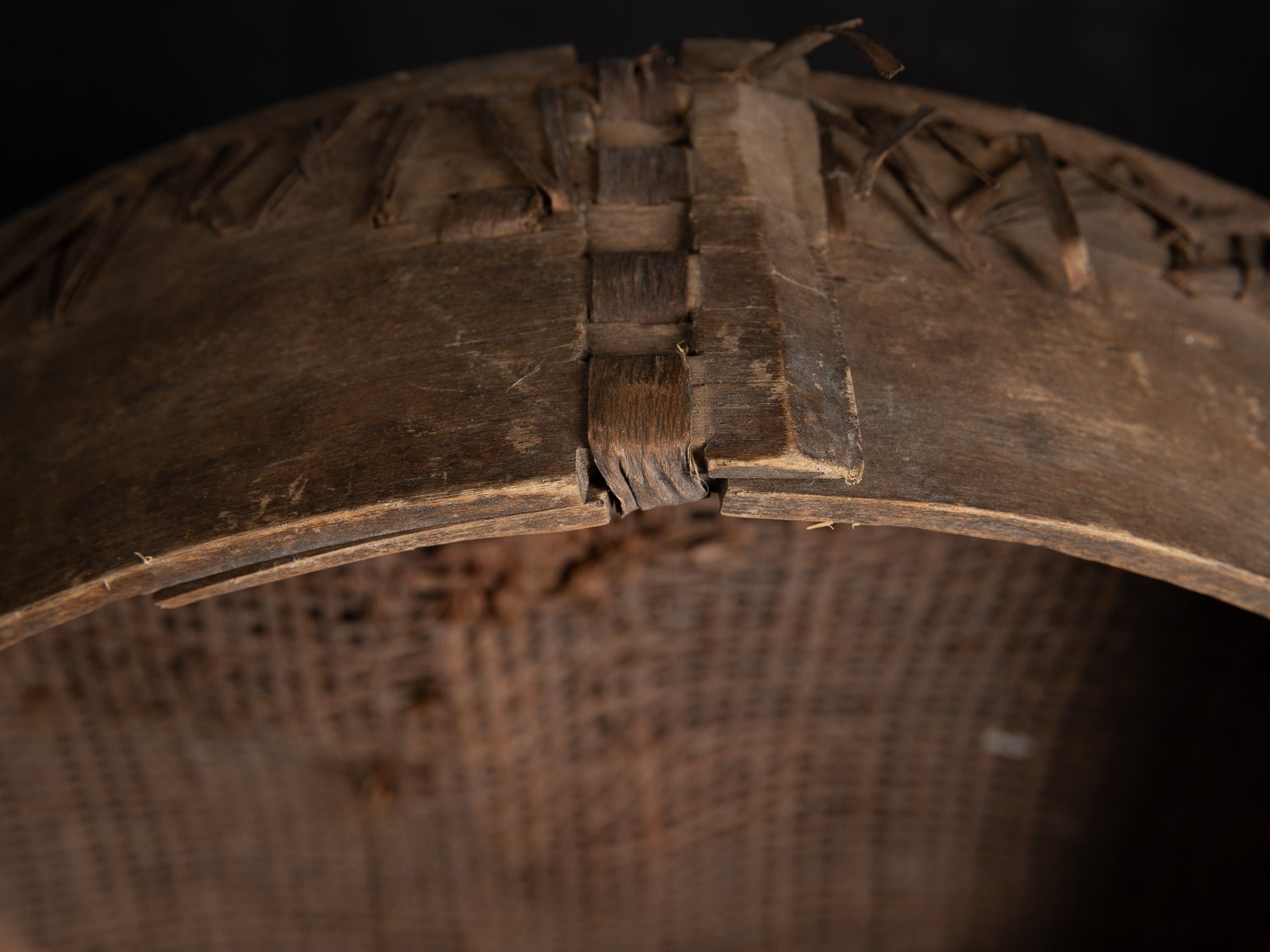 Sõel, large tamis tressé et rapiécé, Estonie (fin du XVIIIe / XIXe siècle)..Sõel, large peasant repaired sieve, Estonia (late 18th / 19th century)