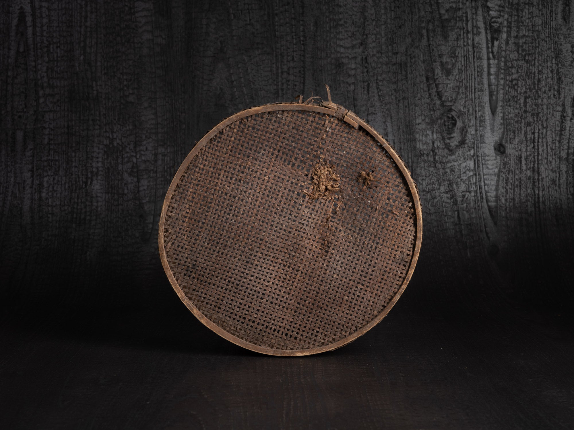 Sõel, large tamis tressé et rapiécé, Estonie (fin du XVIIIe / XIXe siècle)..Sõel, large peasant repaired sieve, Estonia (late 18th / 19th century)
