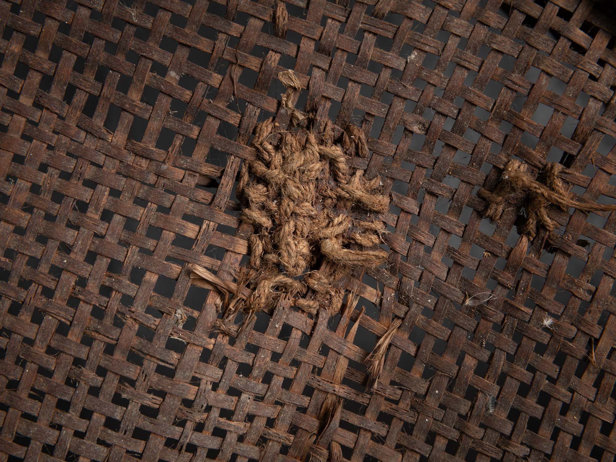 Sõel, large tamis tressé et rapiécé, Estonie (fin du XVIIIe / XIXe siècle)..Sõel, large peasant repaired sieve, Estonia (late 18th / 19th century)