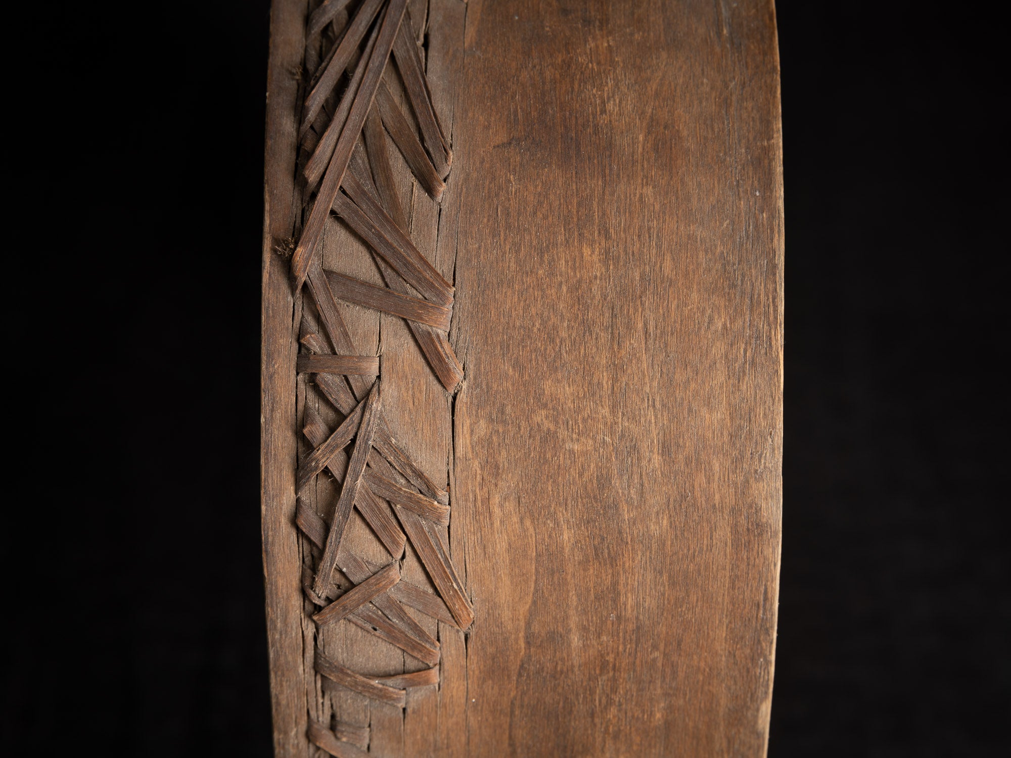 Sõel, large tamis tressé et rapiécé, Estonie (fin du XVIIIe / XIXe siècle)..Sõel, large peasant repaired sieve, Estonia (late 18th / 19th century)