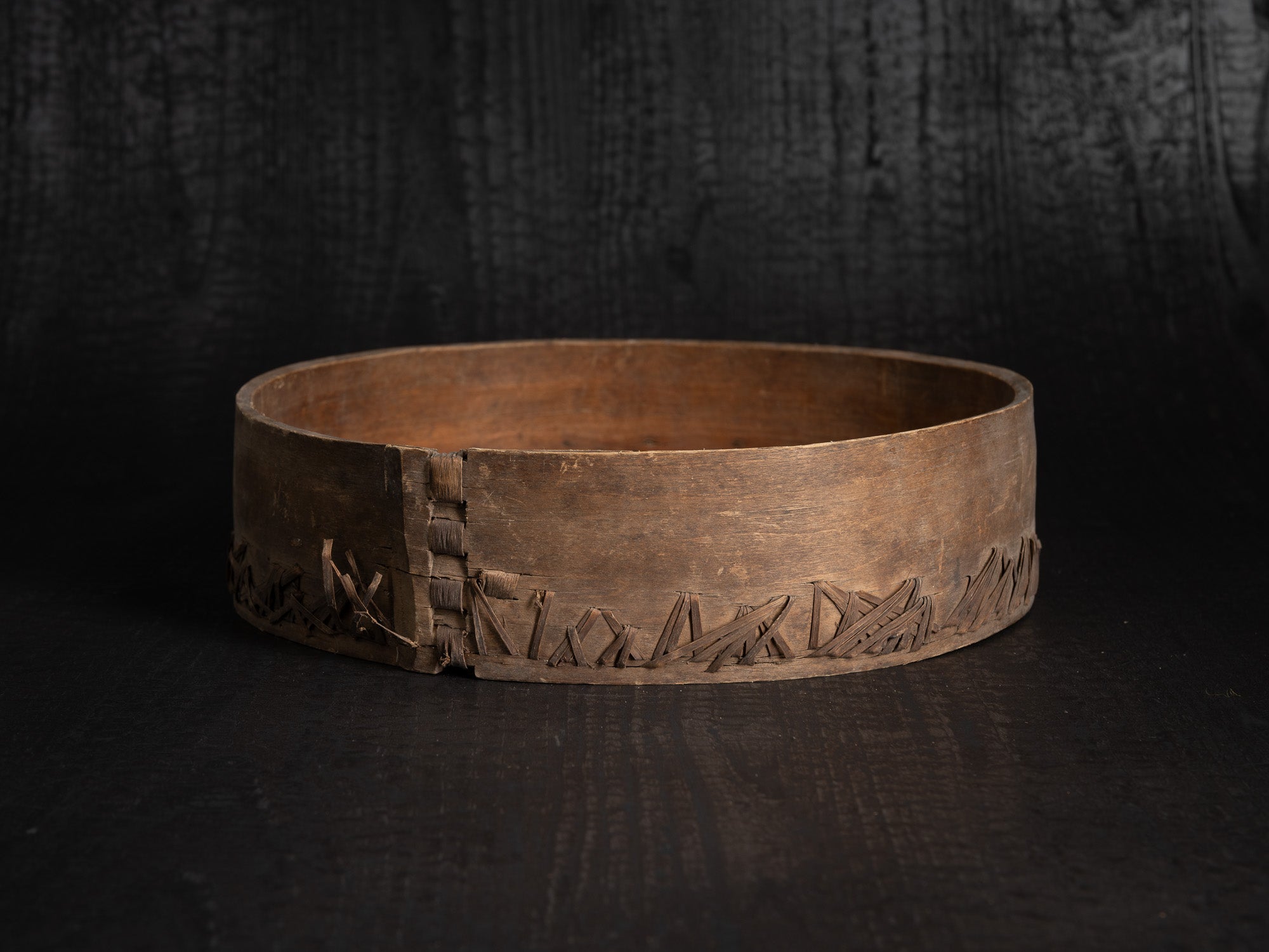 Sõel, large tamis tressé et rapiécé, Estonie (fin du XVIIIe / XIXe siècle)..Sõel, large peasant repaired sieve, Estonia (late 18th / 19th century)