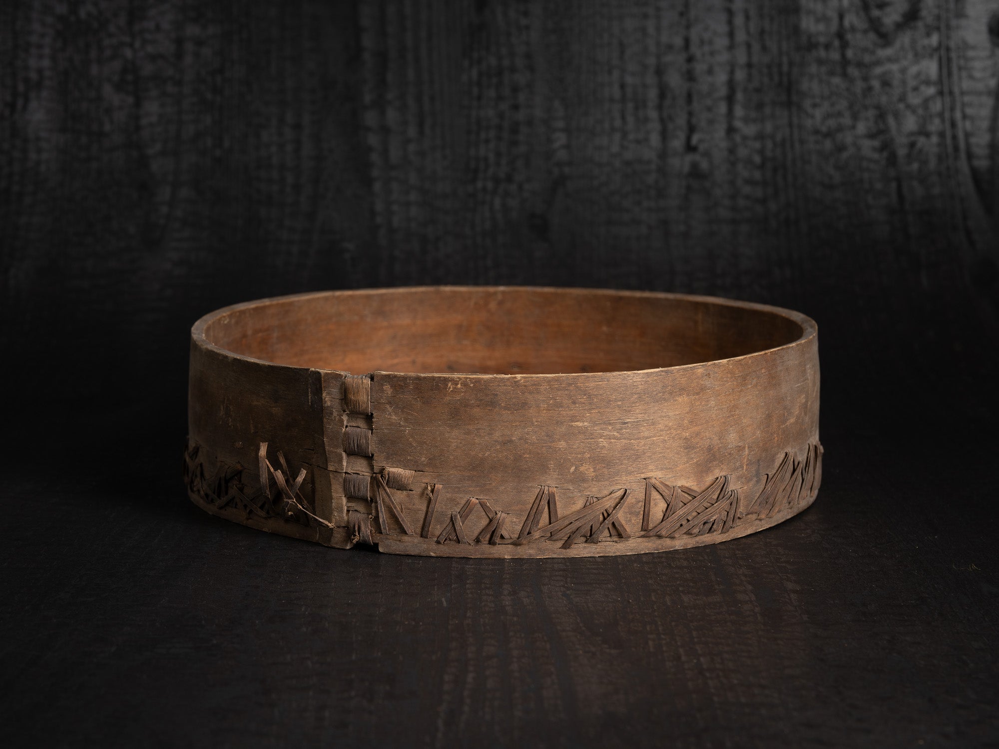 Sõel, large tamis tressé et rapiécé, Estonie (fin du XVIIIe / XIXe siècle)..Sõel, large peasant repaired sieve, Estonia (late 18th / 19th century)