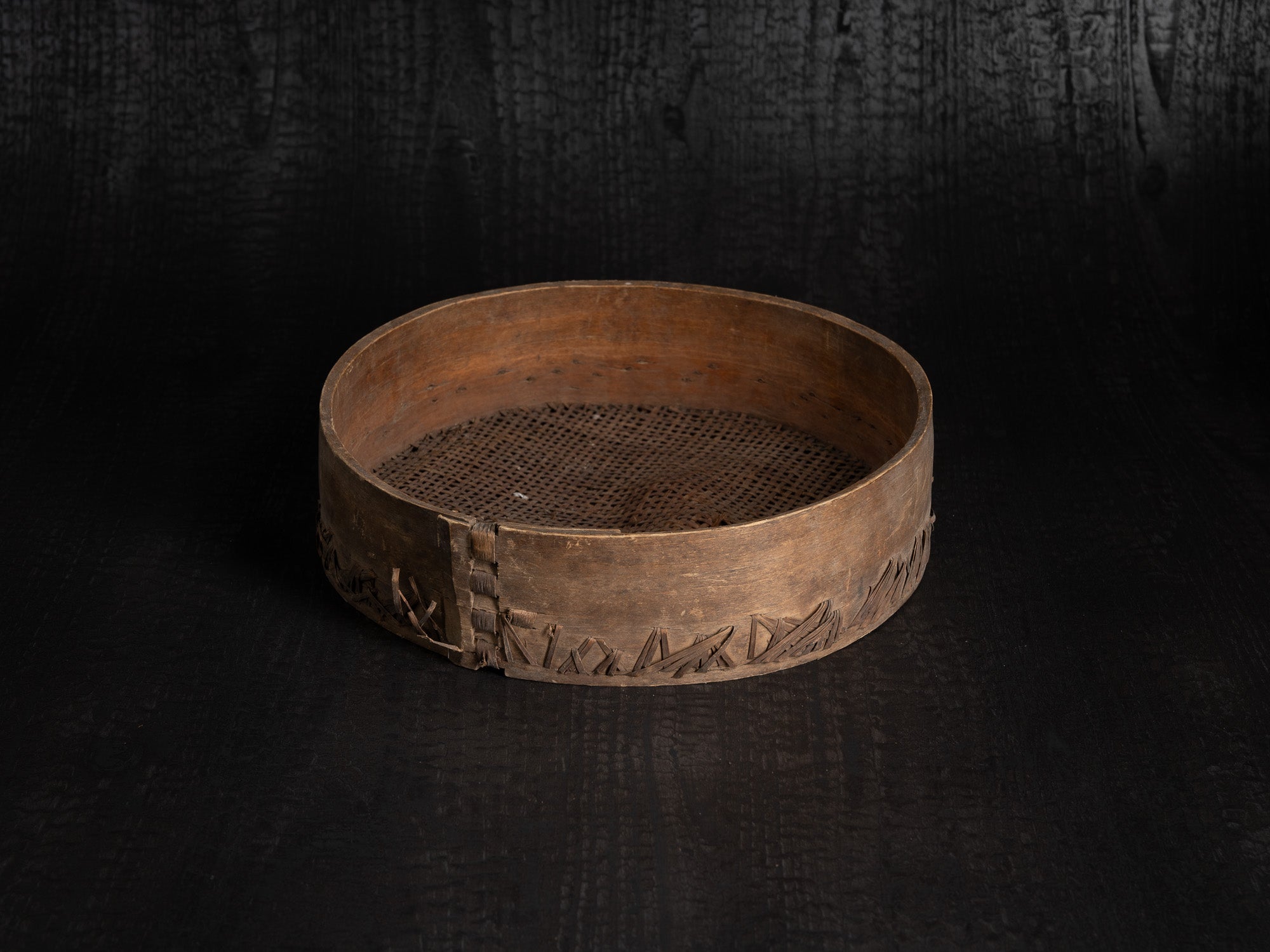 Sõel, large tamis tressé et rapiécé, Estonie (fin du XVIIIe / XIXe siècle)..Sõel, large peasant repaired sieve, Estonia (late 18th / 19th century)