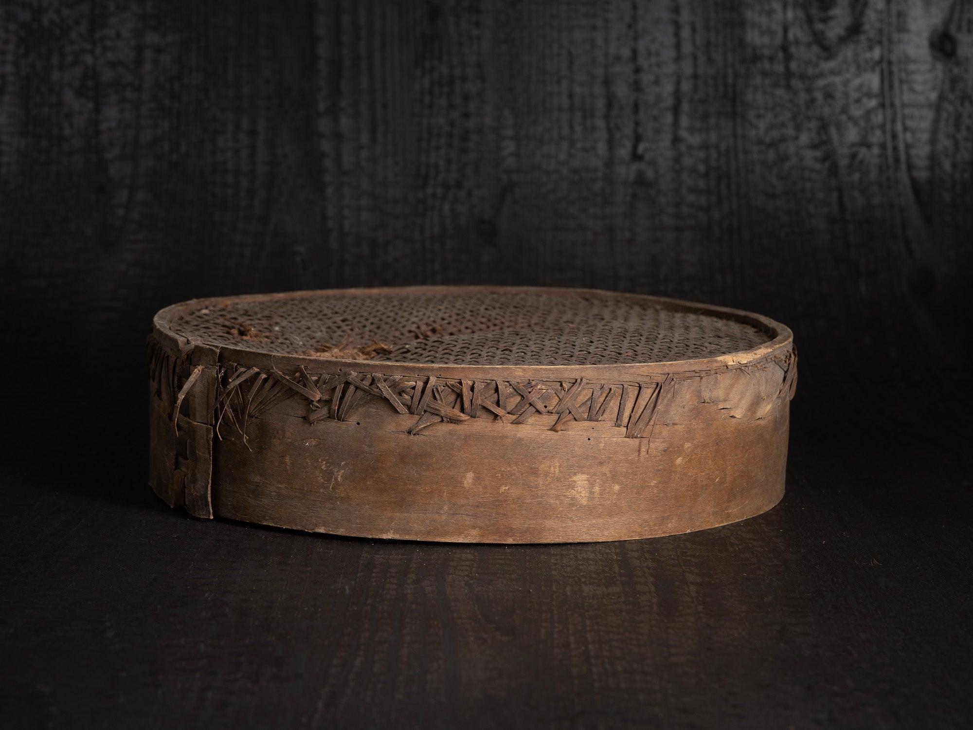 Sõel, large tamis tressé et rapiécé, Estonie (fin du XVIIIe / XIXe siècle)..Sõel, large peasant repaired sieve, Estonia (late 18th / 19th century)