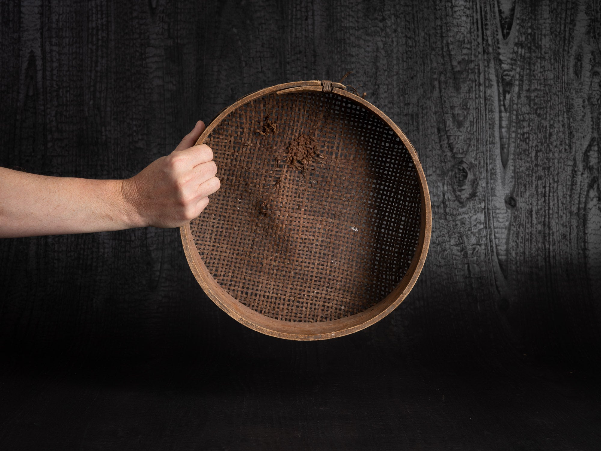 Sõel, large tamis tressé et rapiécé, Estonie (fin du XVIIIe / XIXe siècle)..Sõel, large peasant repaired sieve, Estonia (late 18th / 19th century)