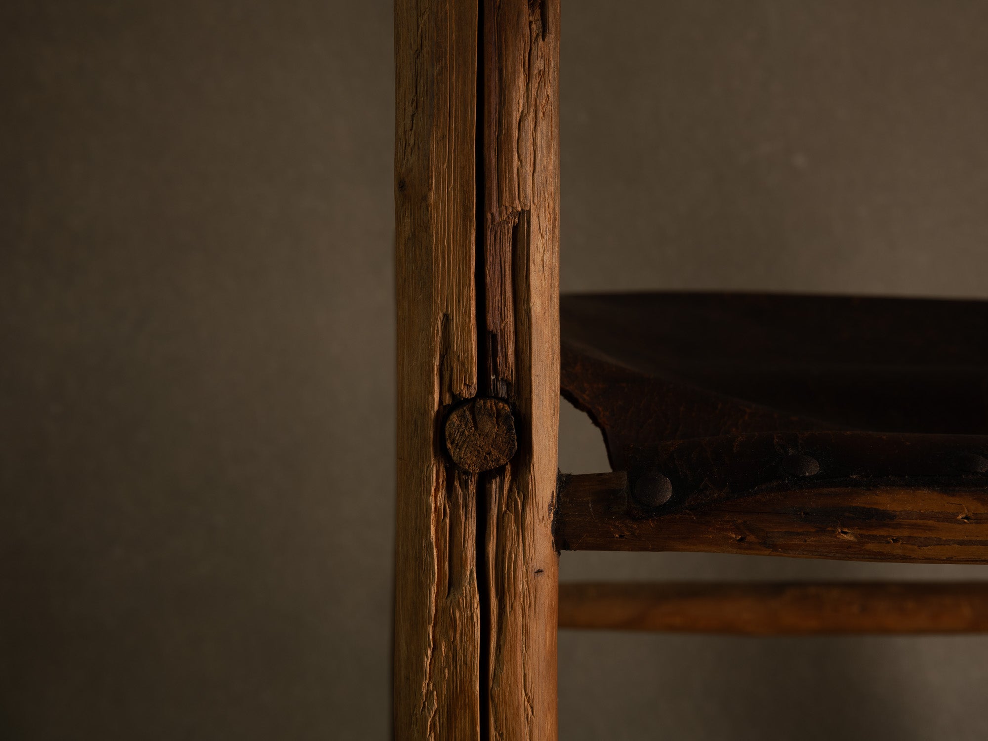 Rare chaise, art paysan vernaculaire, Suède (Fin du XVIIIe siècle)..Rare Chair, vernacular peasant art, Sweden (Late 18th century)