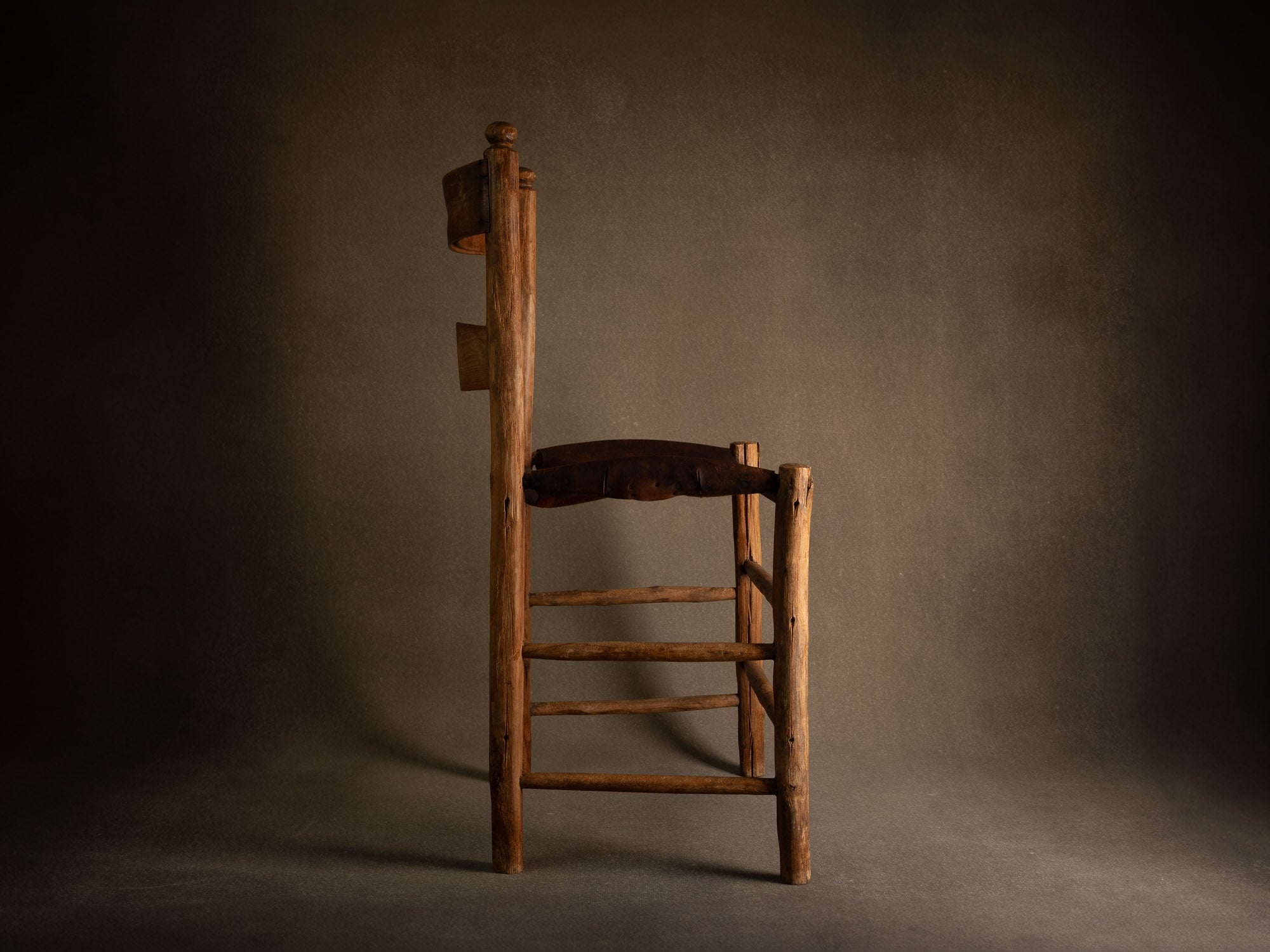 Rare chaise, art paysan vernaculaire, Suède (Fin du XVIIIe siècle)..Rare Chair, vernacular peasant art, Sweden (Late 18th century)