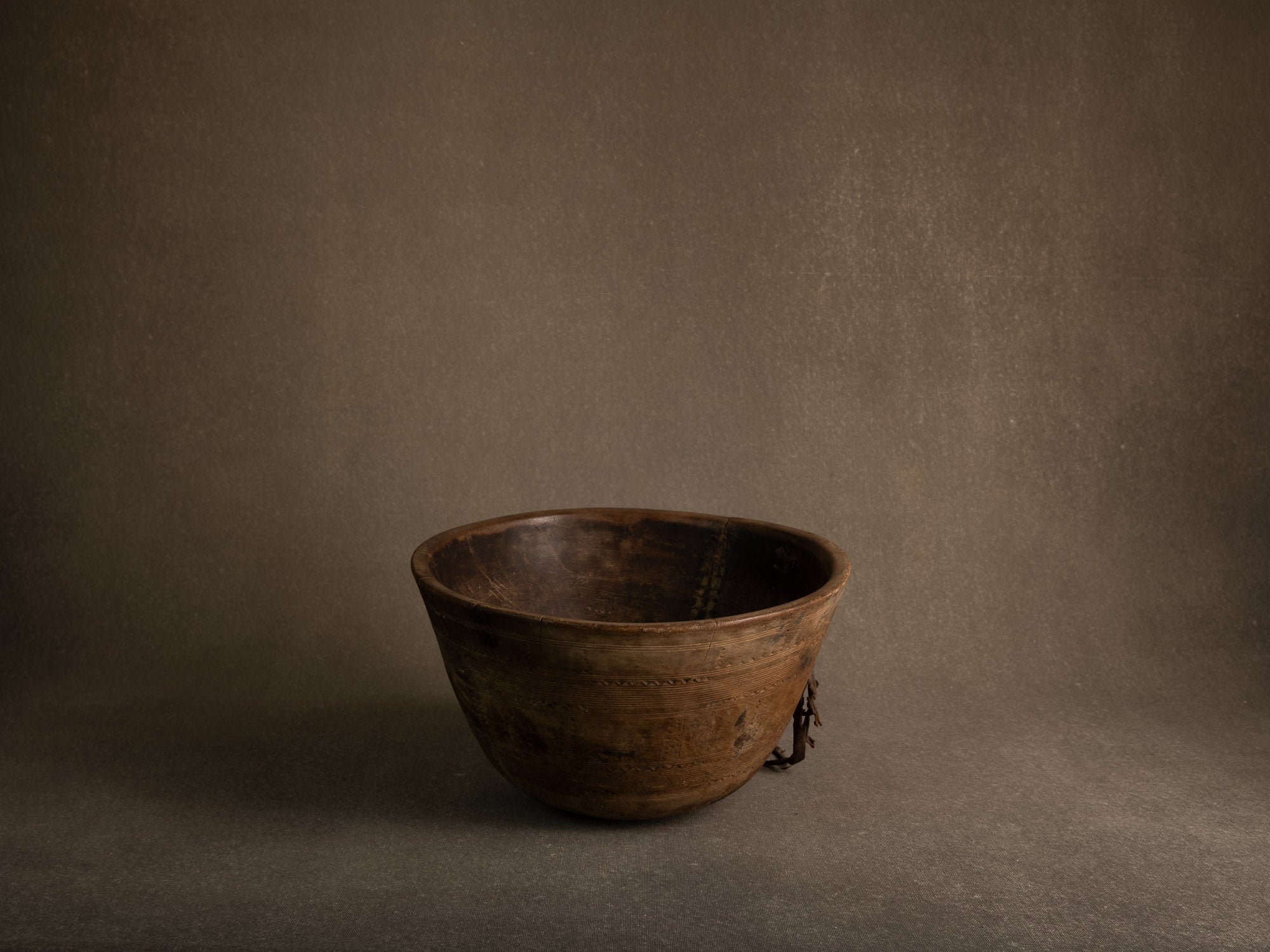 Grand bol monoxyle touareg, Niger (mitan du XXe siècle)..Large Tuareg monoxyl bowl, Niger (mid-20th century)