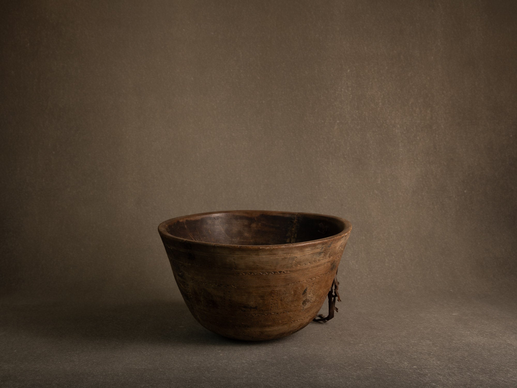 Grand bol monoxyle touareg, Niger (mitan du XXe siècle)..Large Tuareg monoxyl bowl, Niger (mid-20th century)