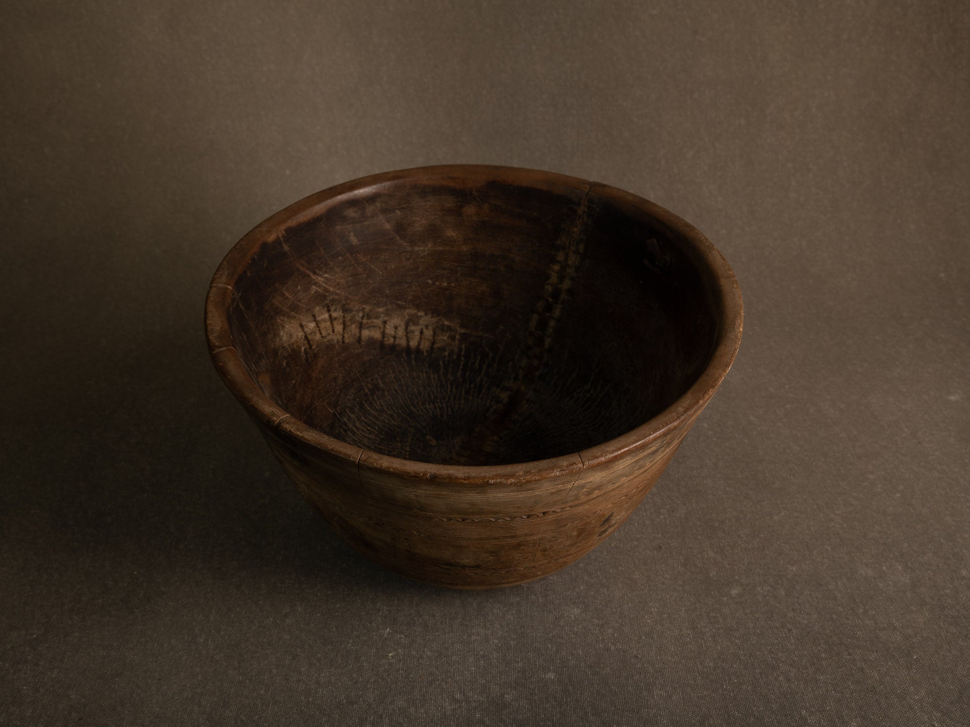 Grand bol monoxyle touareg, Niger (mitan du XXe siècle)..Large Tuareg monoxyl bowl, Niger (mid-20th century)
