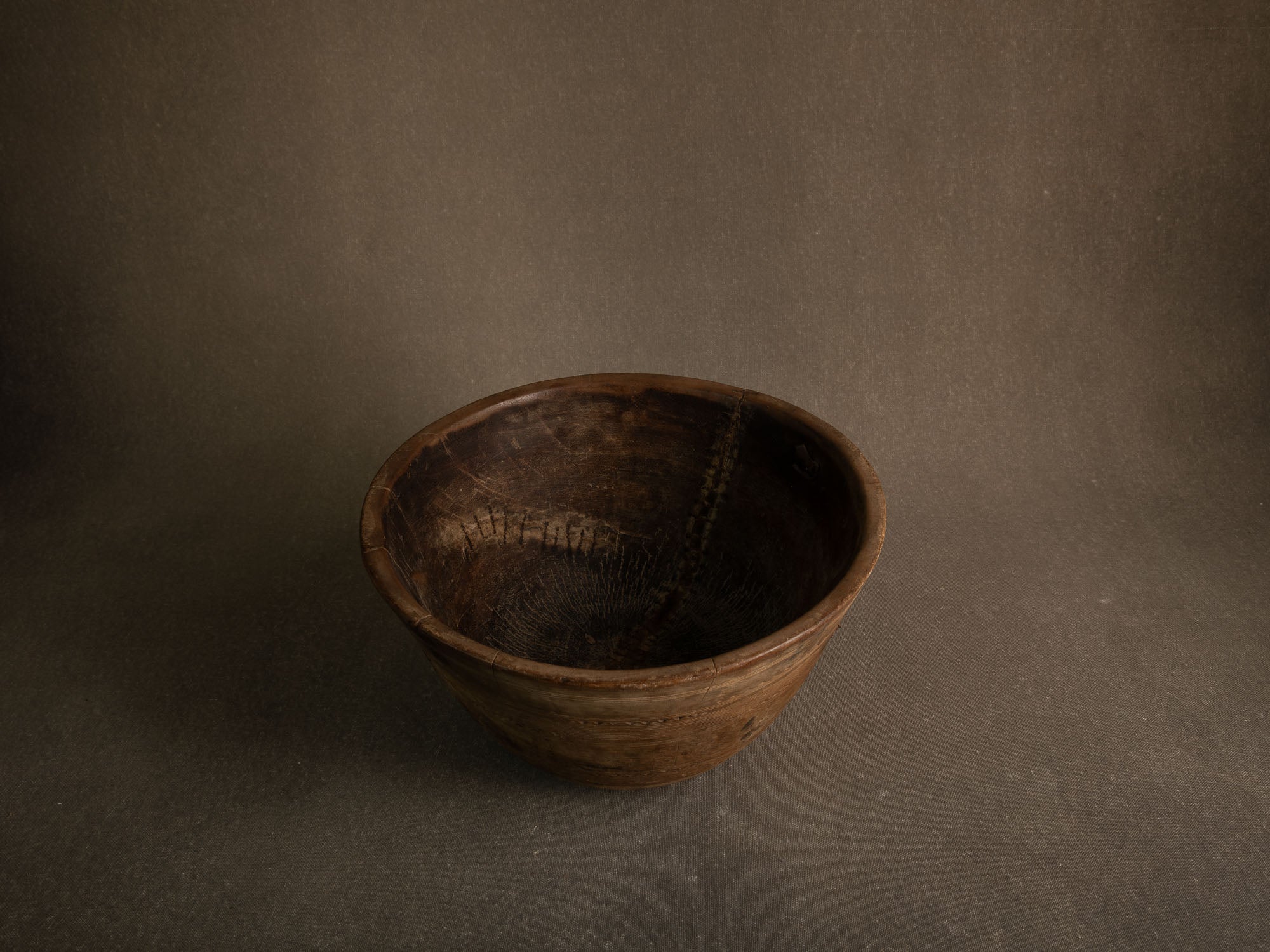 Grand bol monoxyle touareg, Niger (mitan du XXe siècle)..Large Tuareg monoxyl bowl, Niger (mid-20th century)