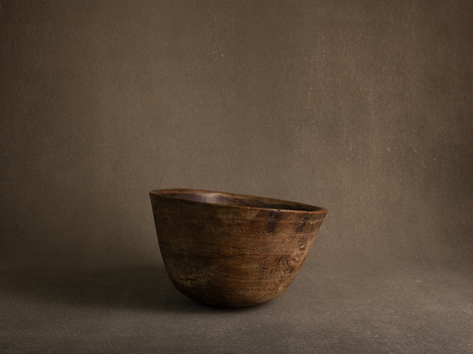 Grand bol monoxyle touareg, Niger (mitan du XXe siècle)..Large Tuareg monoxyl bowl, Niger (mid-20th century)