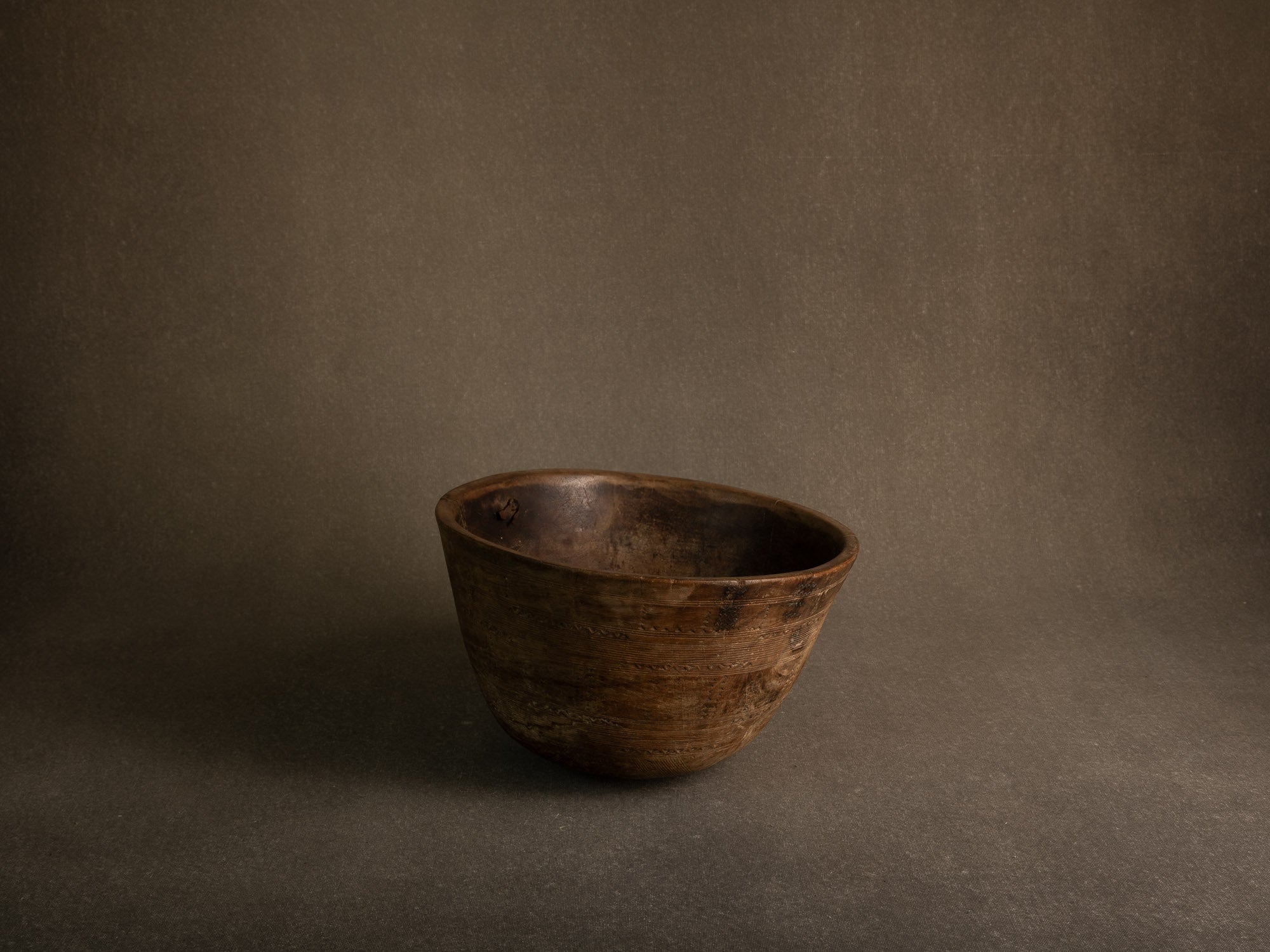 Grand bol monoxyle touareg, Niger (mitan du XXe siècle)..Large Tuareg monoxyl bowl, Niger (mid-20th century)