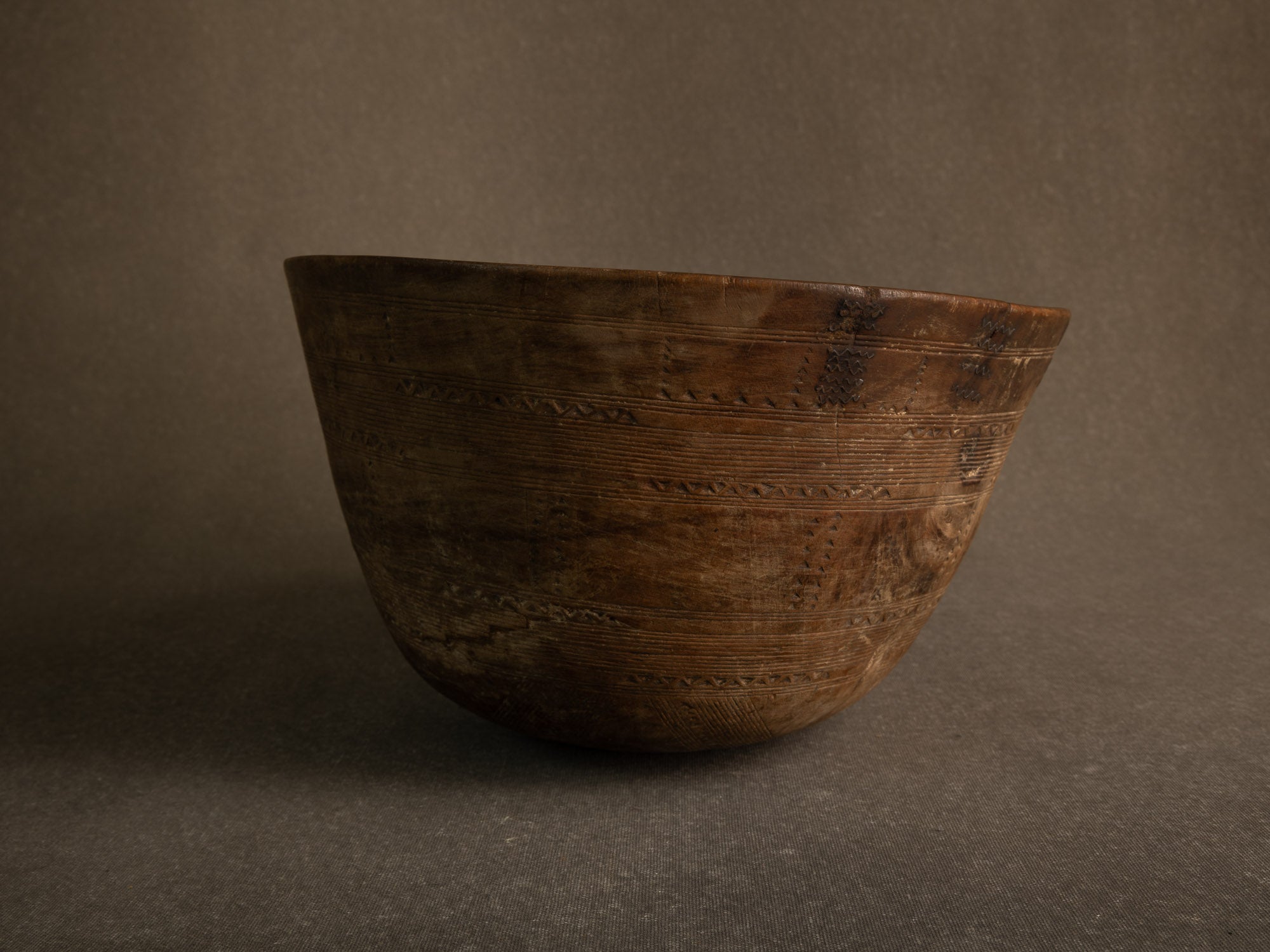Grand bol monoxyle touareg, Niger (mitan du XXe siècle)..Large Tuareg monoxyl bowl, Niger (mid-20th century)