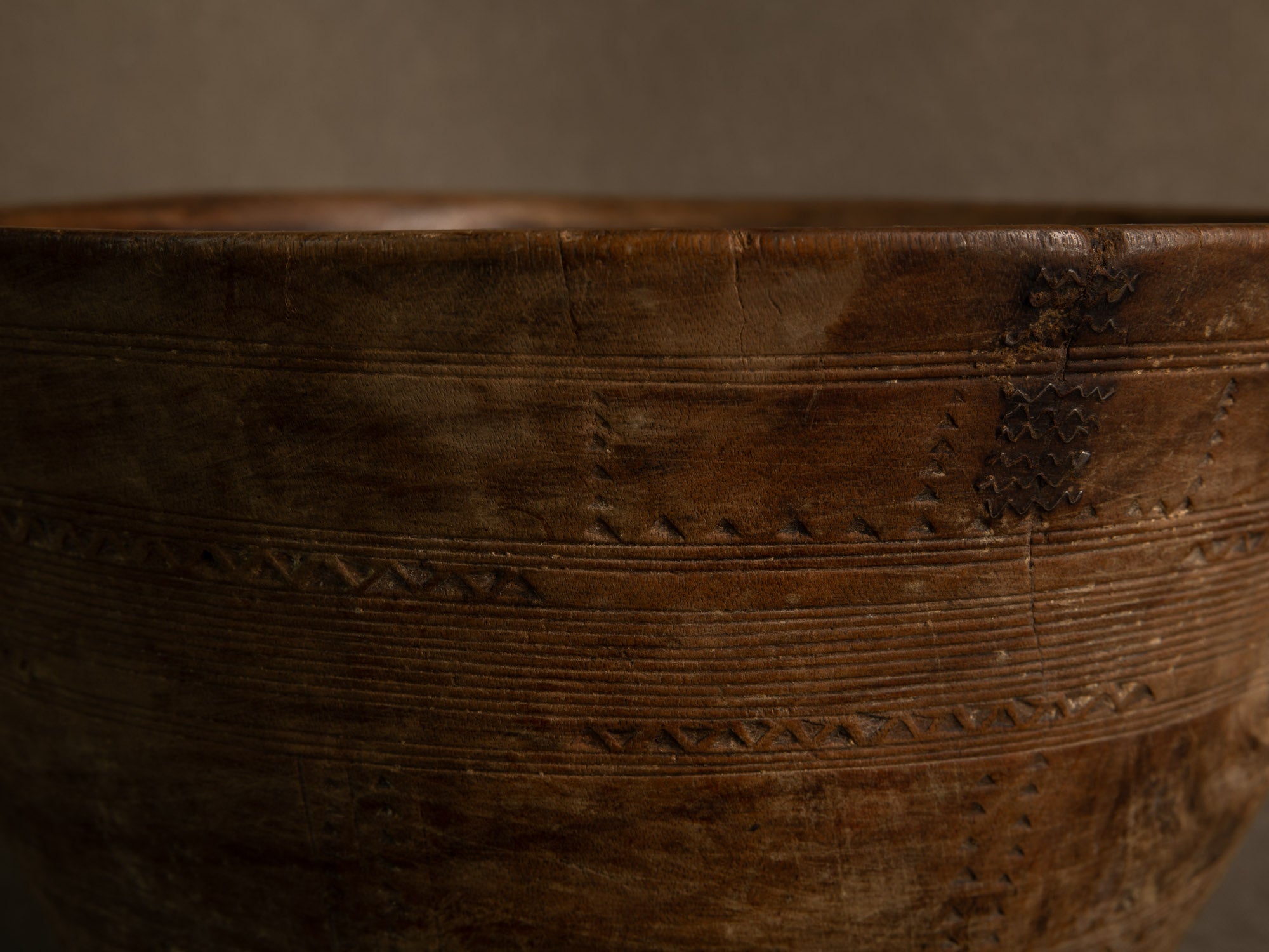 Grand bol monoxyle touareg, Niger (mitan du XXe siècle)..Large Tuareg monoxyl bowl, Niger (mid-20th century)