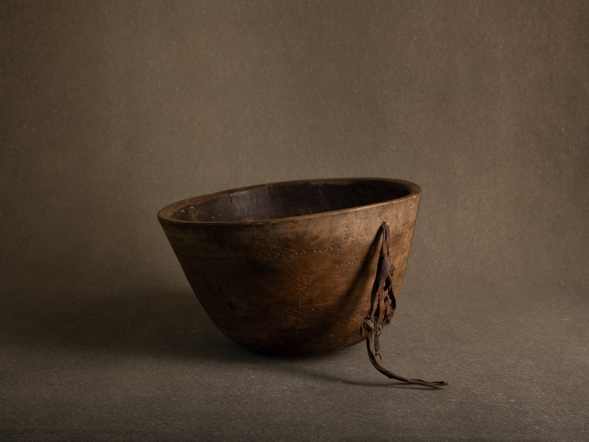 Grand bol monoxyle touareg, Niger (mitan du XXe siècle)..Large Tuareg monoxyl bowl, Niger (mid-20th century)