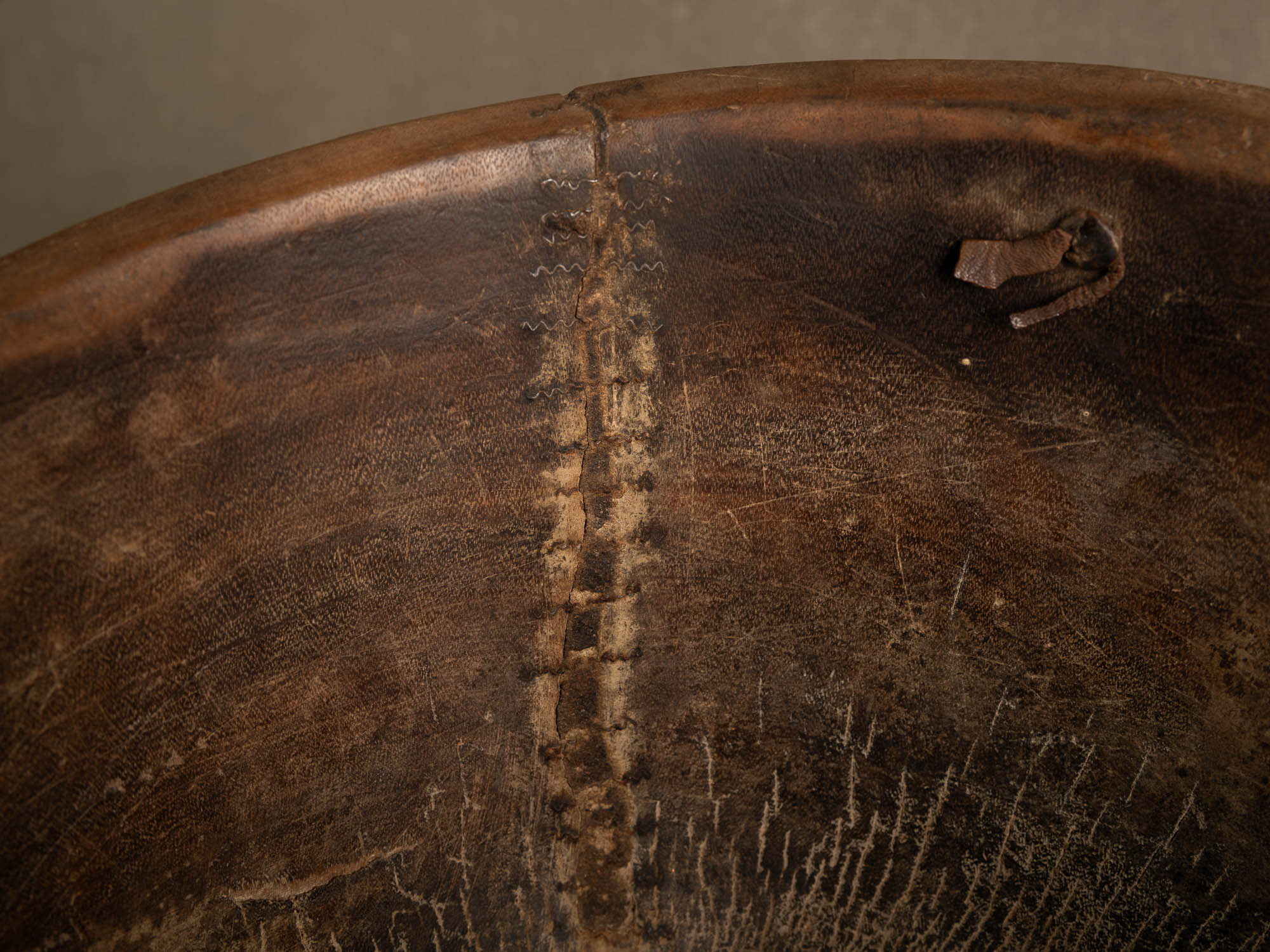 Grand bol monoxyle touareg, Niger (mitan du XXe siècle)..Large Tuareg monoxyl bowl, Niger (mid-20th century)