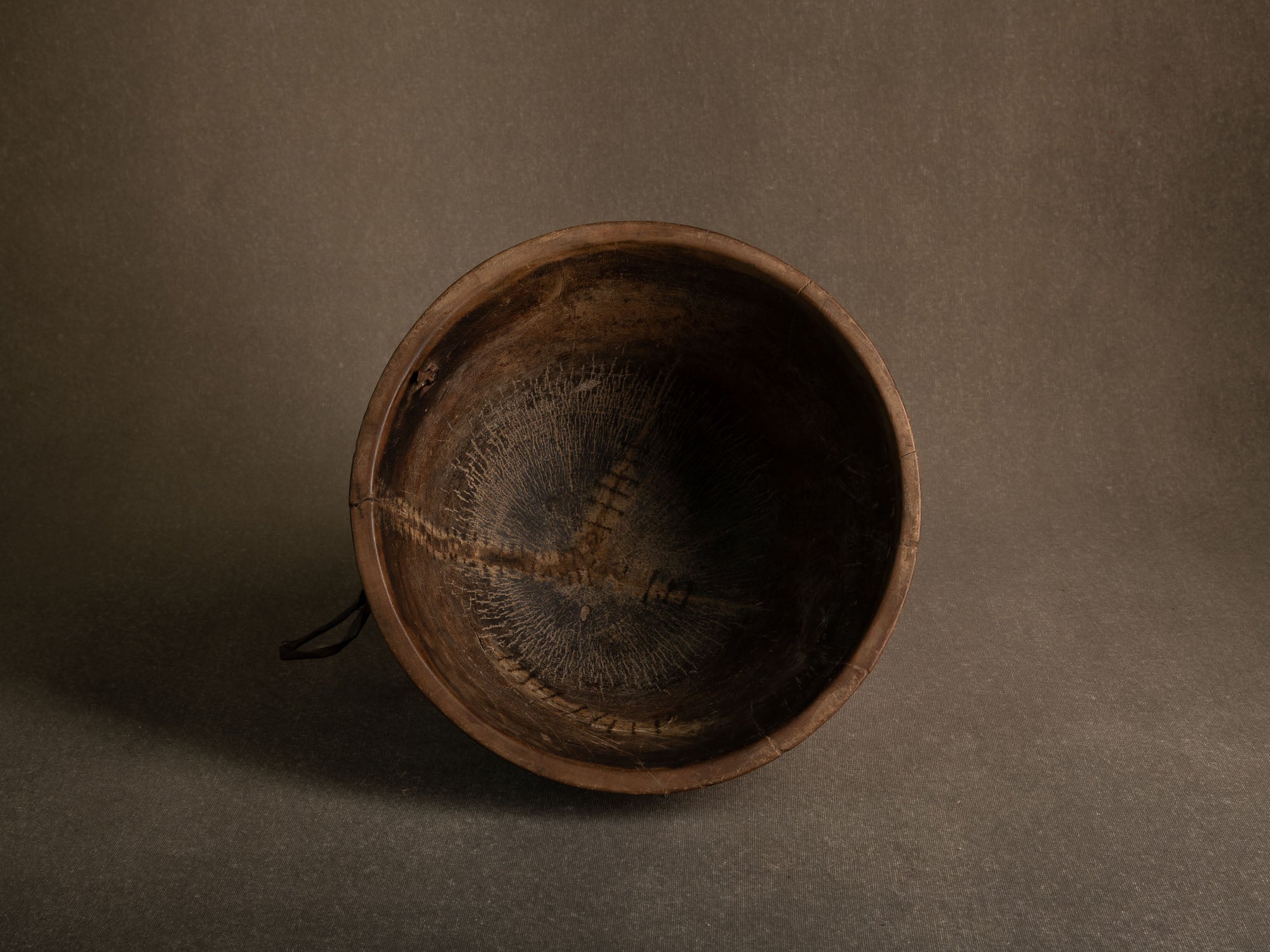 Grand bol monoxyle touareg, Niger (mitan du XXe siècle)..Large Tuareg monoxyl bowl, Niger (mid-20th century)