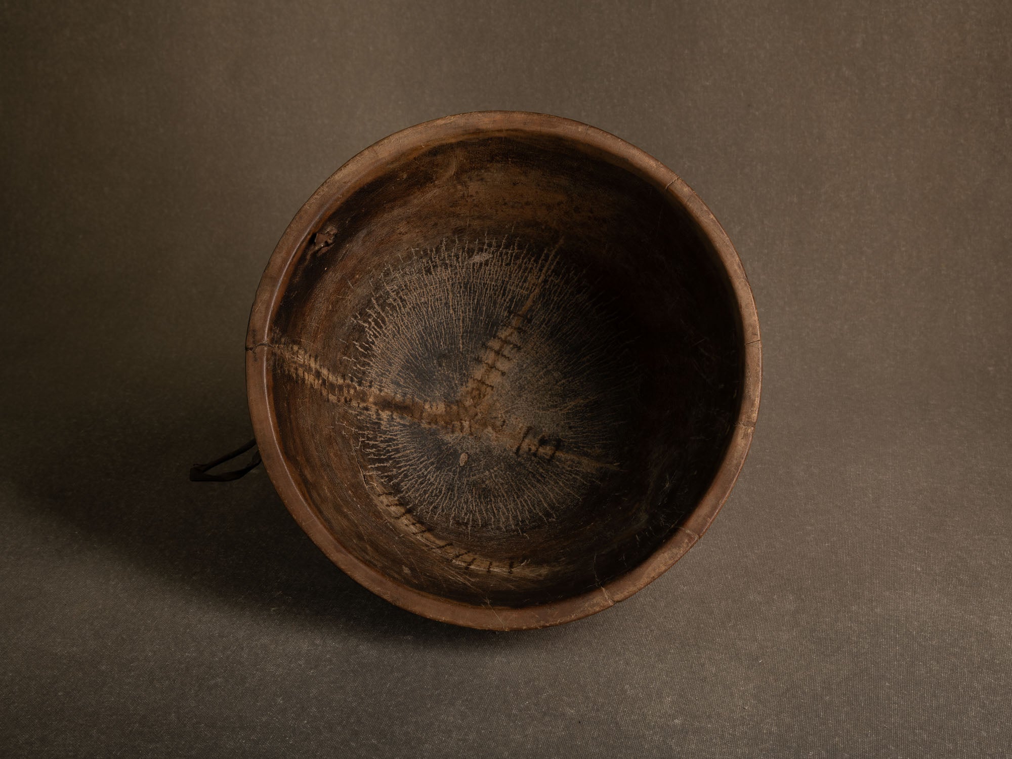 Grand bol monoxyle touareg, Niger (mitan du XXe siècle)..Large Tuareg monoxyl bowl, Niger (mid-20th century)